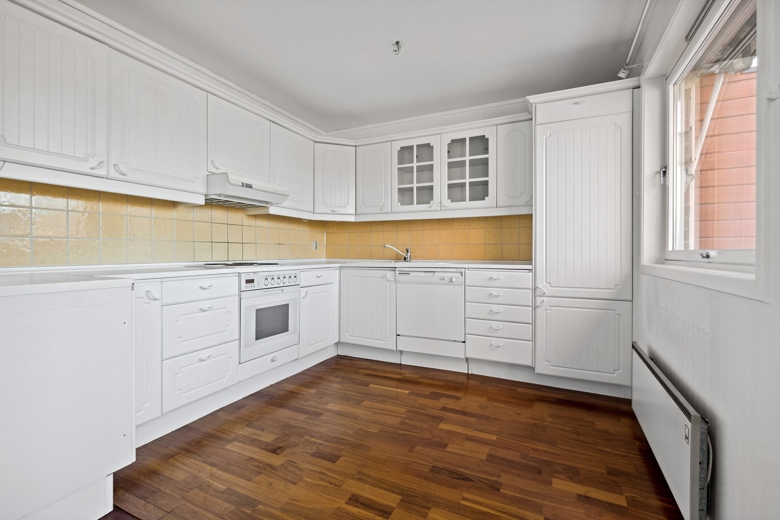 Leiligheten er et oppussingsobjekt og har behov for modernisering. Kjøkkenet er trolig fra 1986, og har profilert innredning med noen vitrinedører. Galleribilde