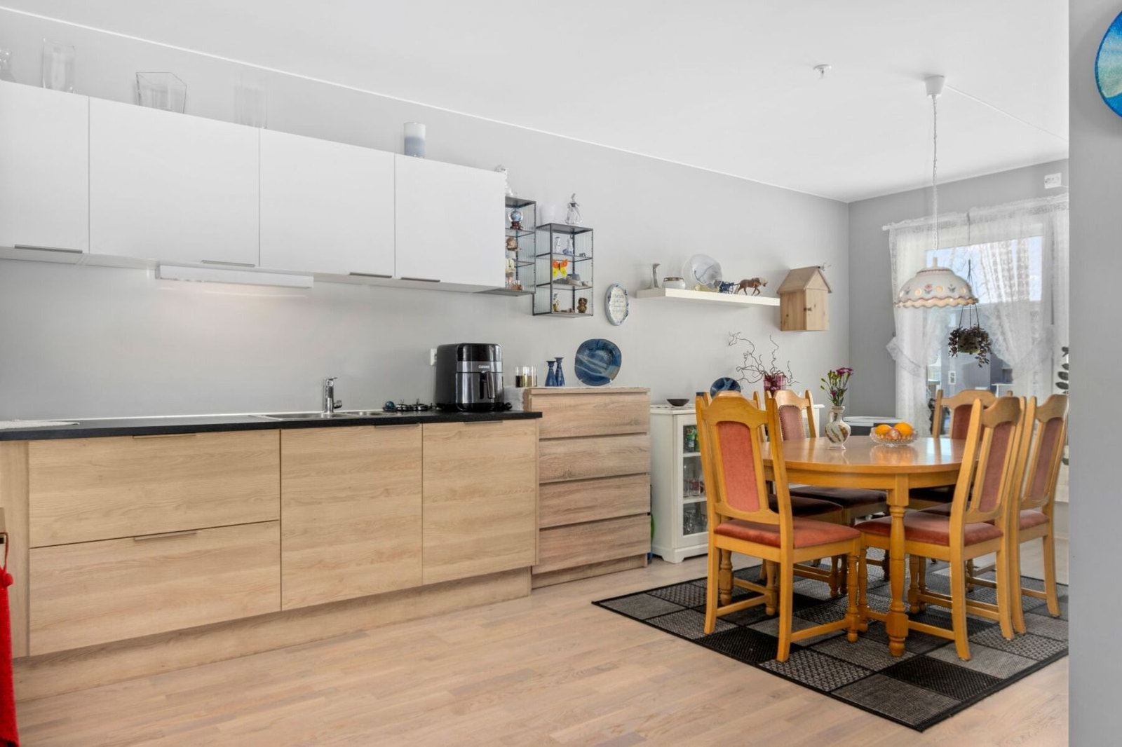 Kjøkken med god skap- og benkplass Galleribilde