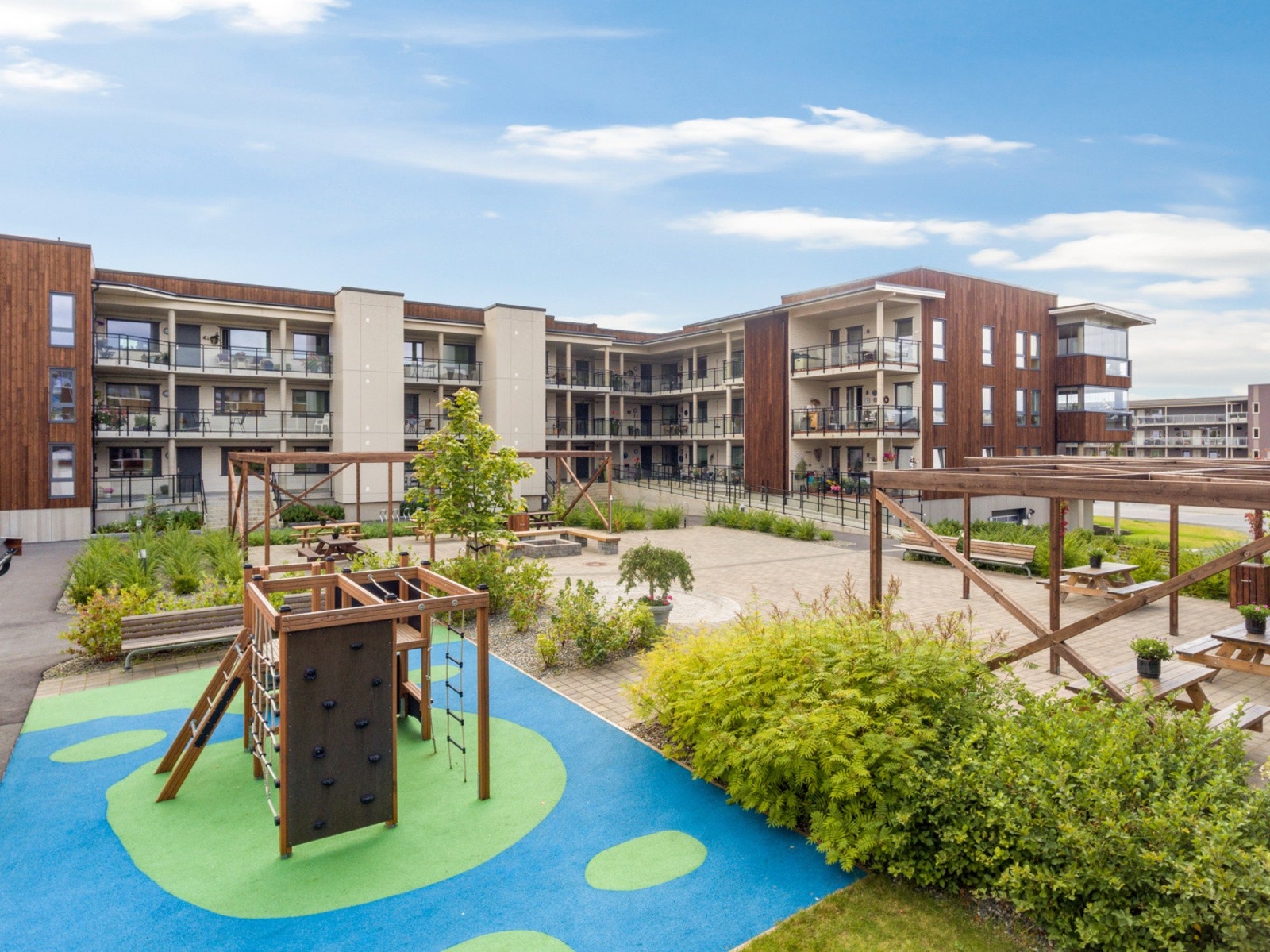 Bakgård - Lekestativ og flere sittegrupper. Flott opparbeidet uteområde. Galleribilde