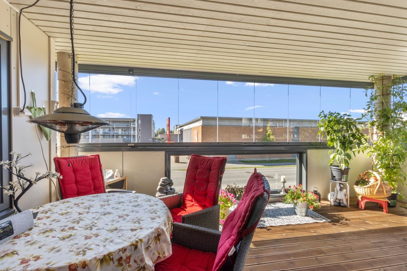 Innglasset vestvendt terrasse Galleribilde