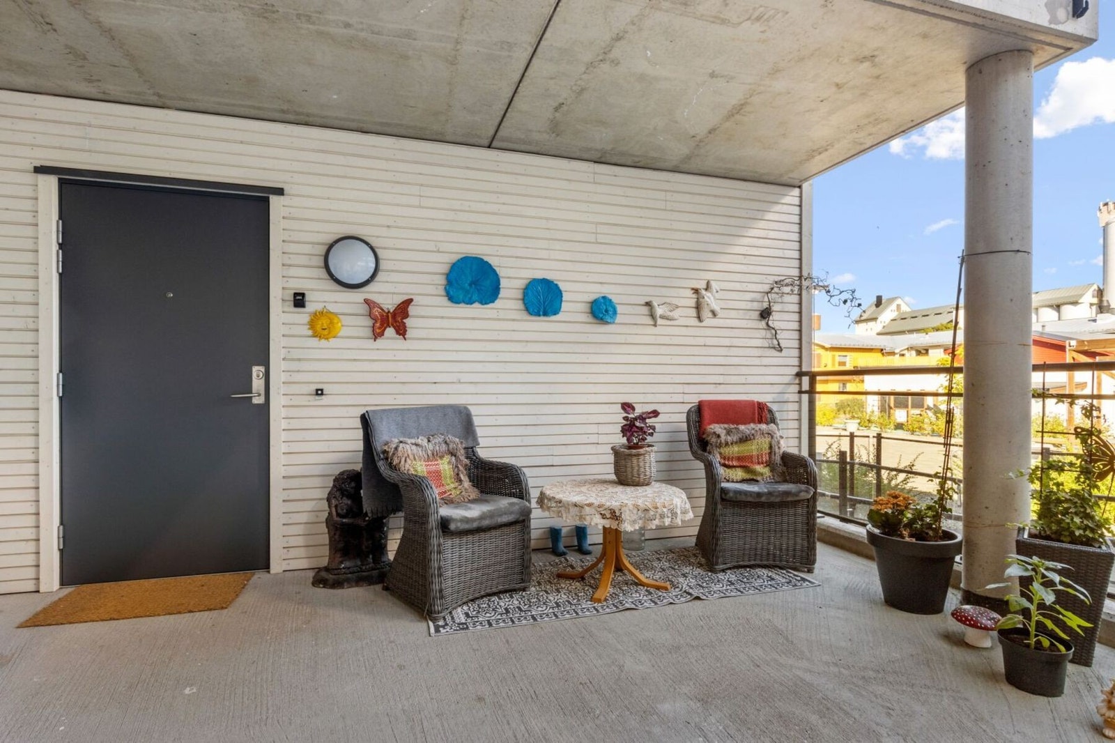 Inspisert leilighet ligger i 1. etasje med inngangsdør fra bakkeplan fra bakgård. Galleribilde