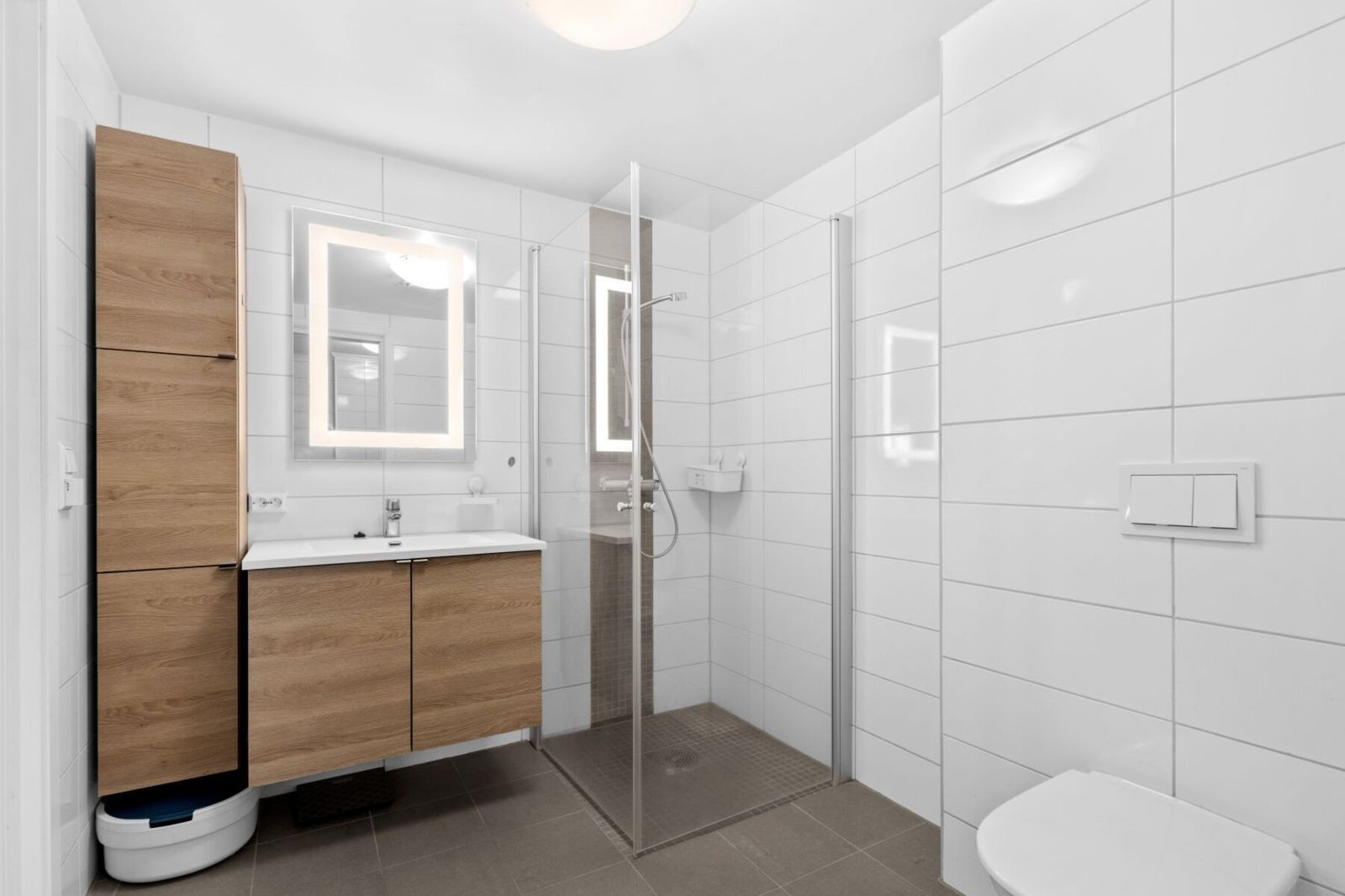 Lys og pent bad med gulvvarme. Galleribilde