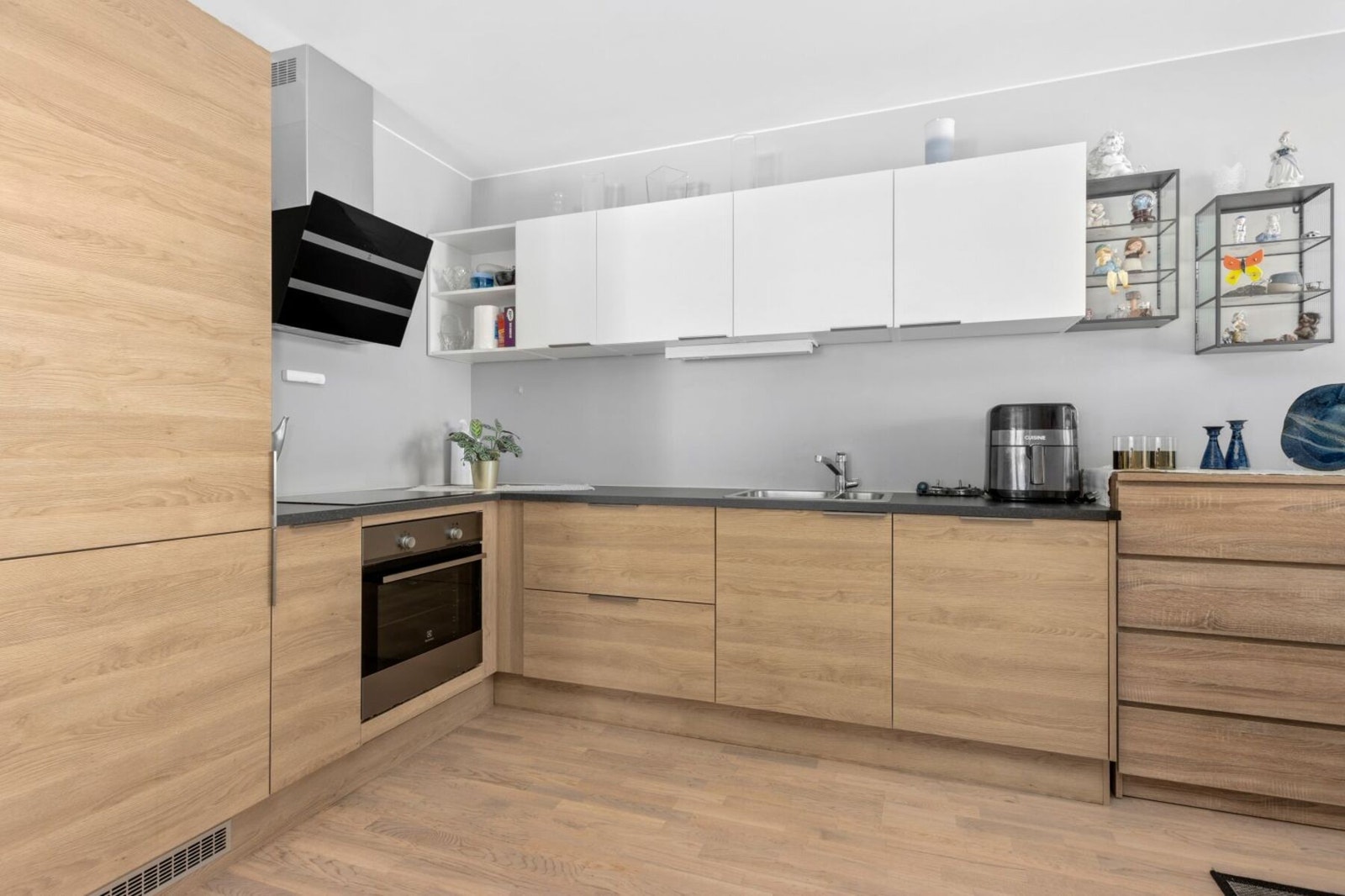 Pent kjøkken med integrerte hvitevarer. Galleribilde