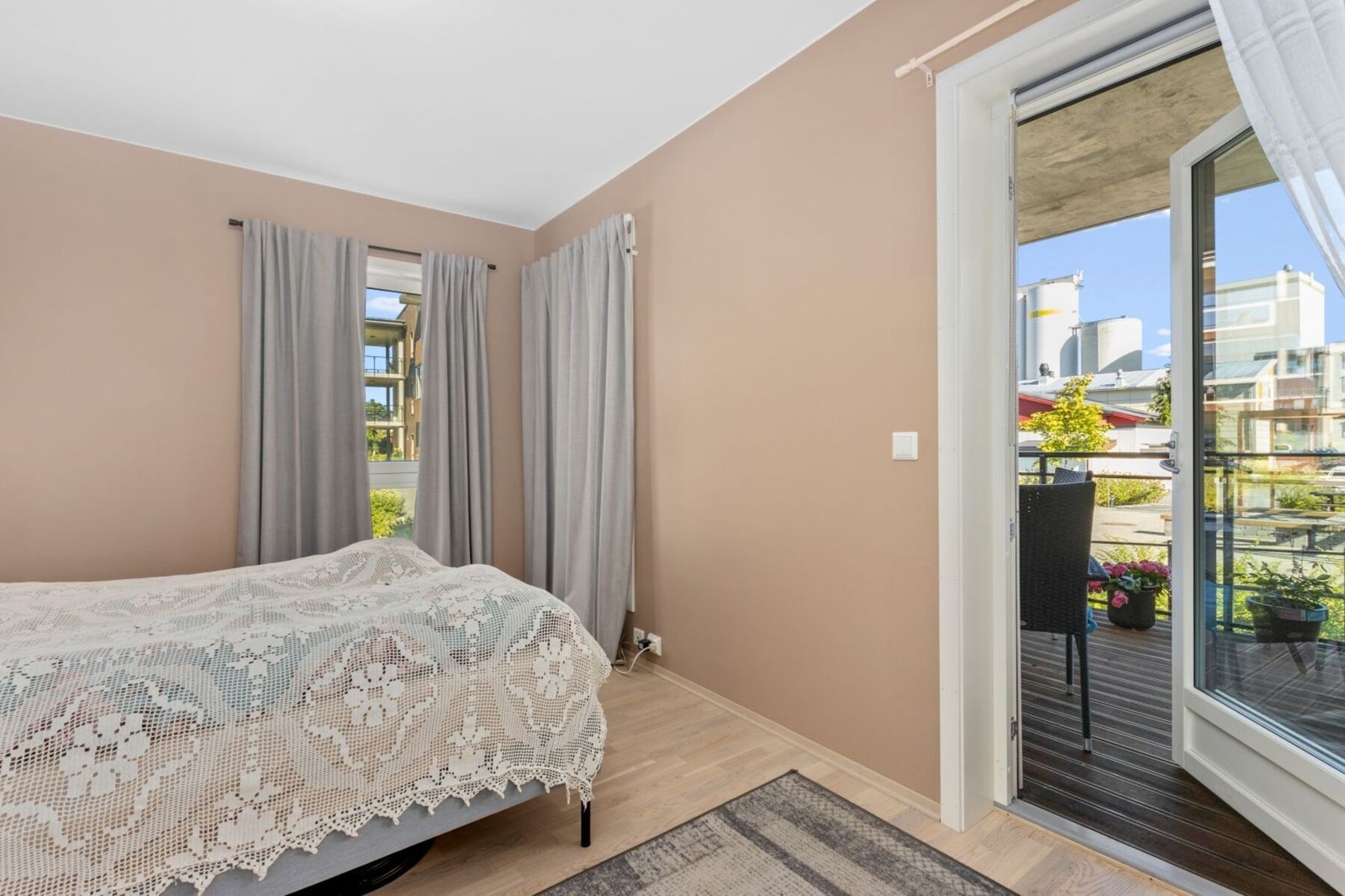 Soverom 1 med egen terrasse. Galleribilde