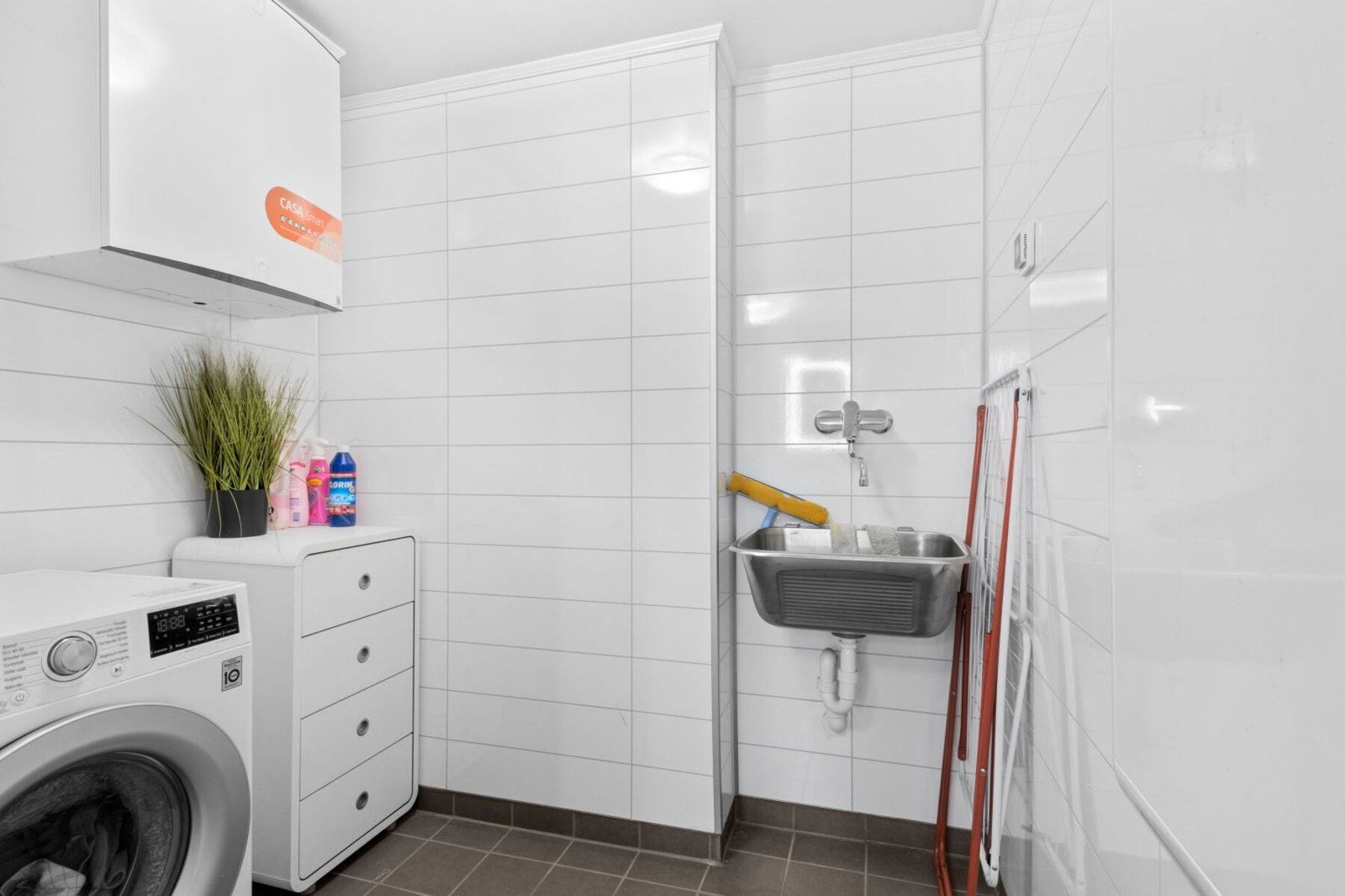 Fra badet er inngangen til vaskerommet. Galleribilde