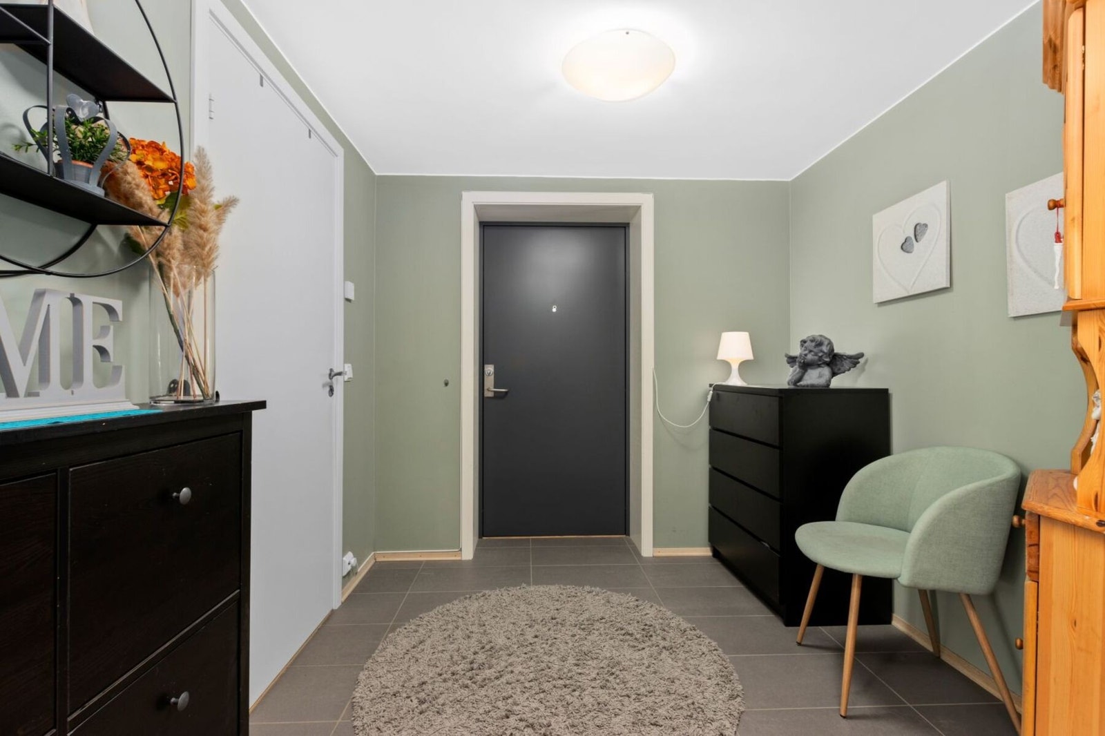 Gang med god plass til oppbevaring. Galleribilde