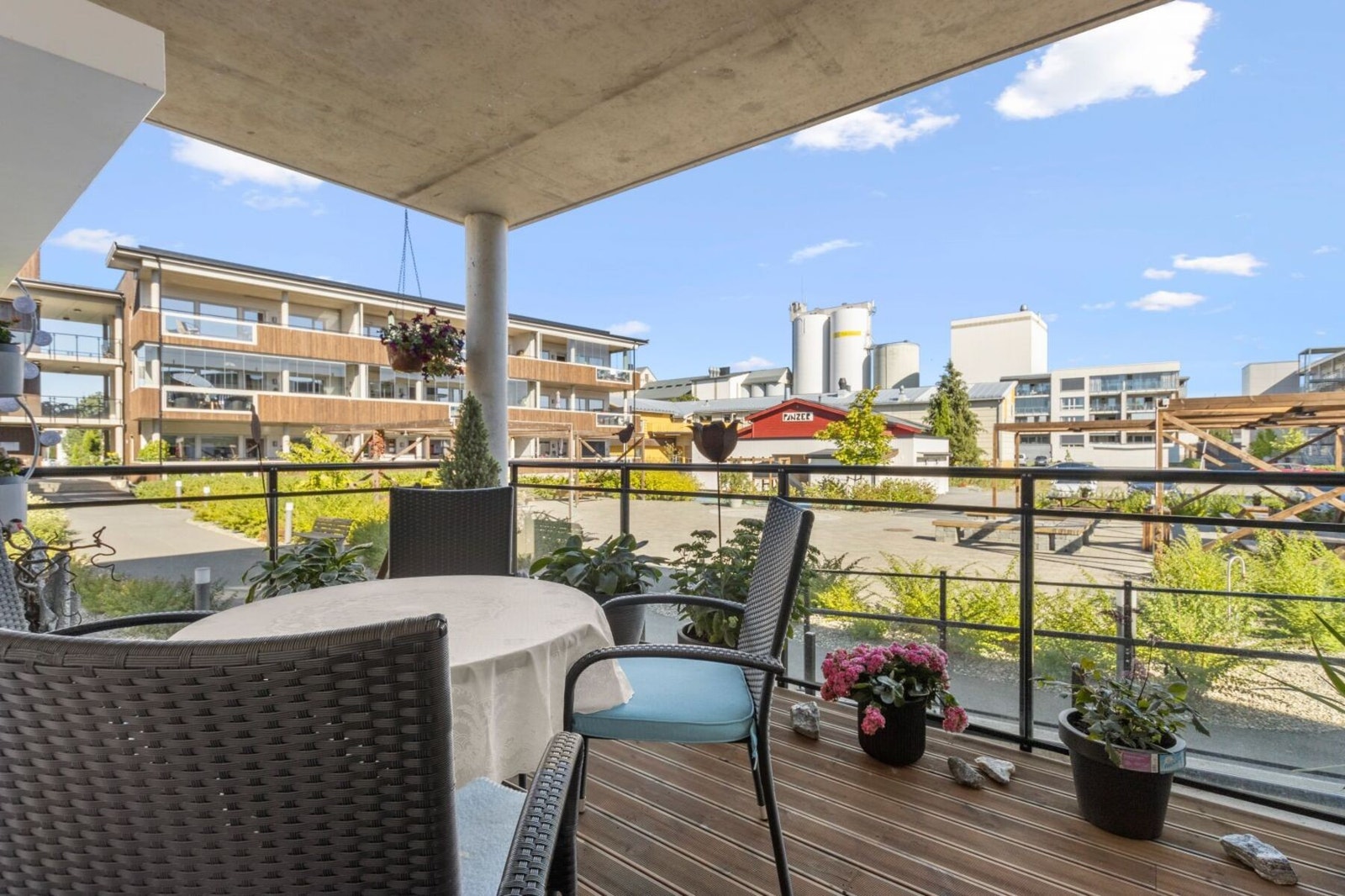 God plass til utemøbler- østvendt terrasse Galleribilde