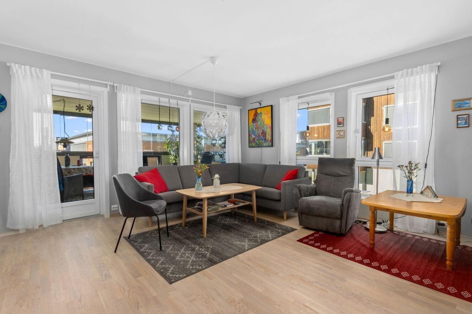 Fra stuen er utgang til terrasse Galleribilde