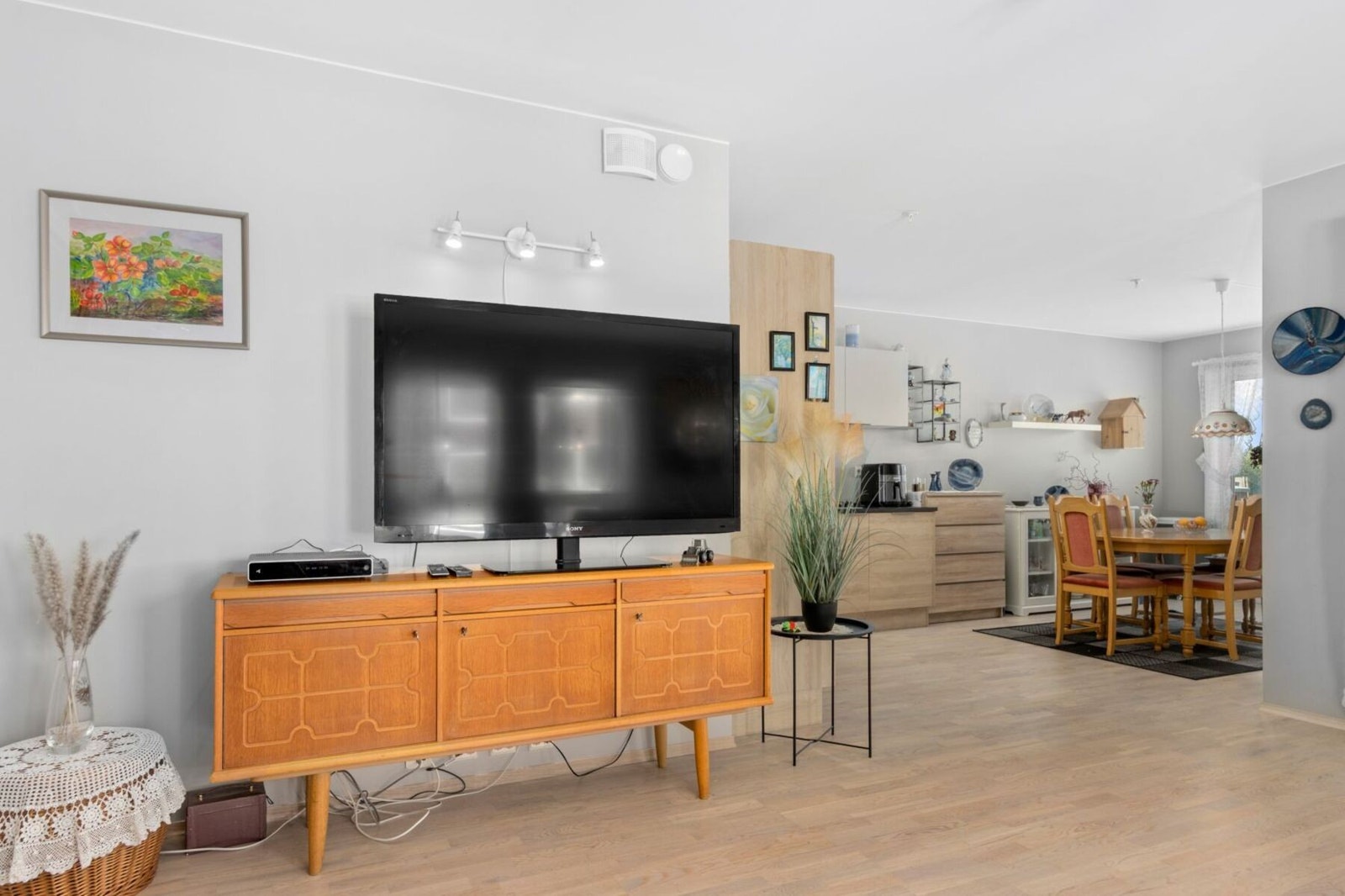 Åpen løsning mellom stue og kjøkken. Galleribilde