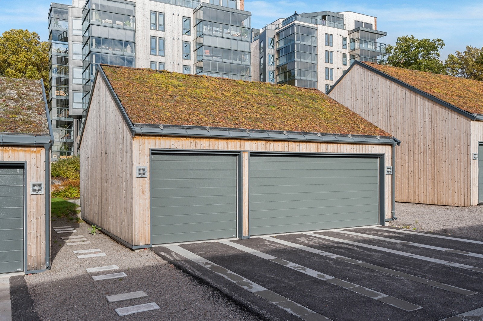 Garasje med Sigel port og biloppstillingsplass Galleribilde