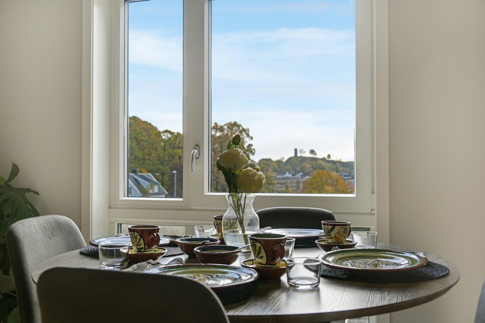 Utsikten fra spisestuen mot byen og Slottsfjell Galleribilde