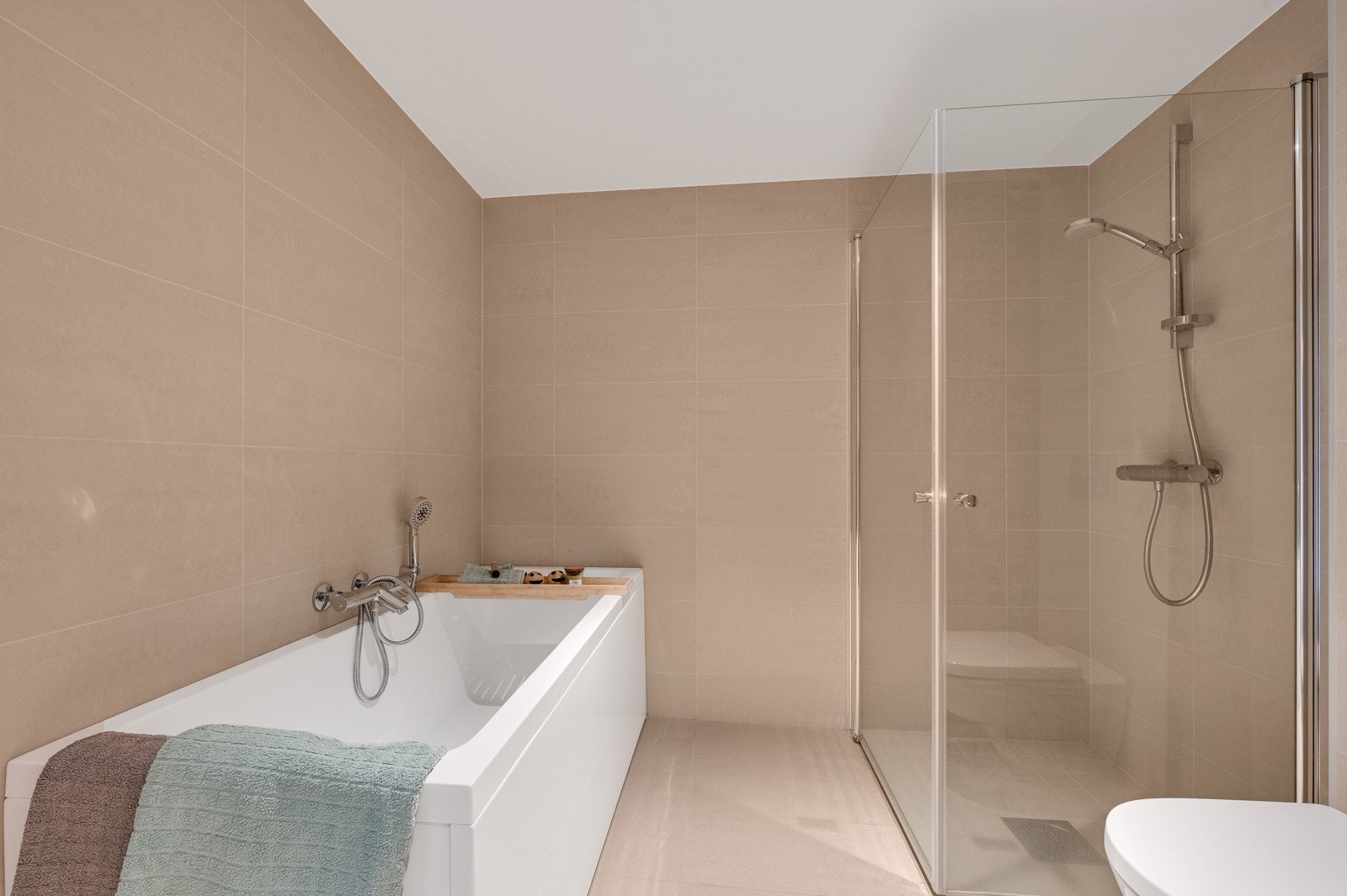 Badet er innredet med både badekar og dusjsone Galleribilde