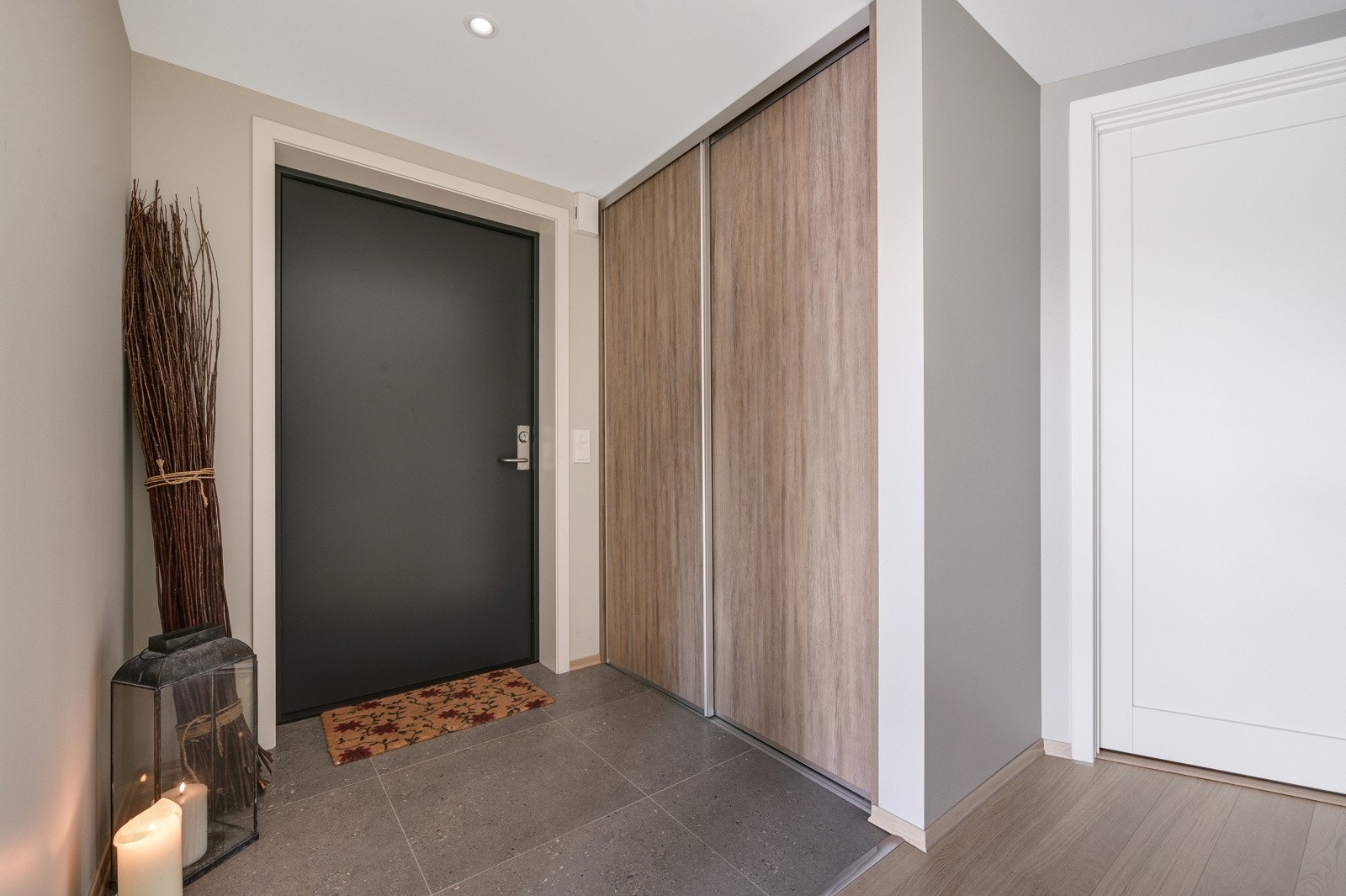 Romslig entré med skyvedørsgarderobe - Flis med varme i gulv Galleribilde
