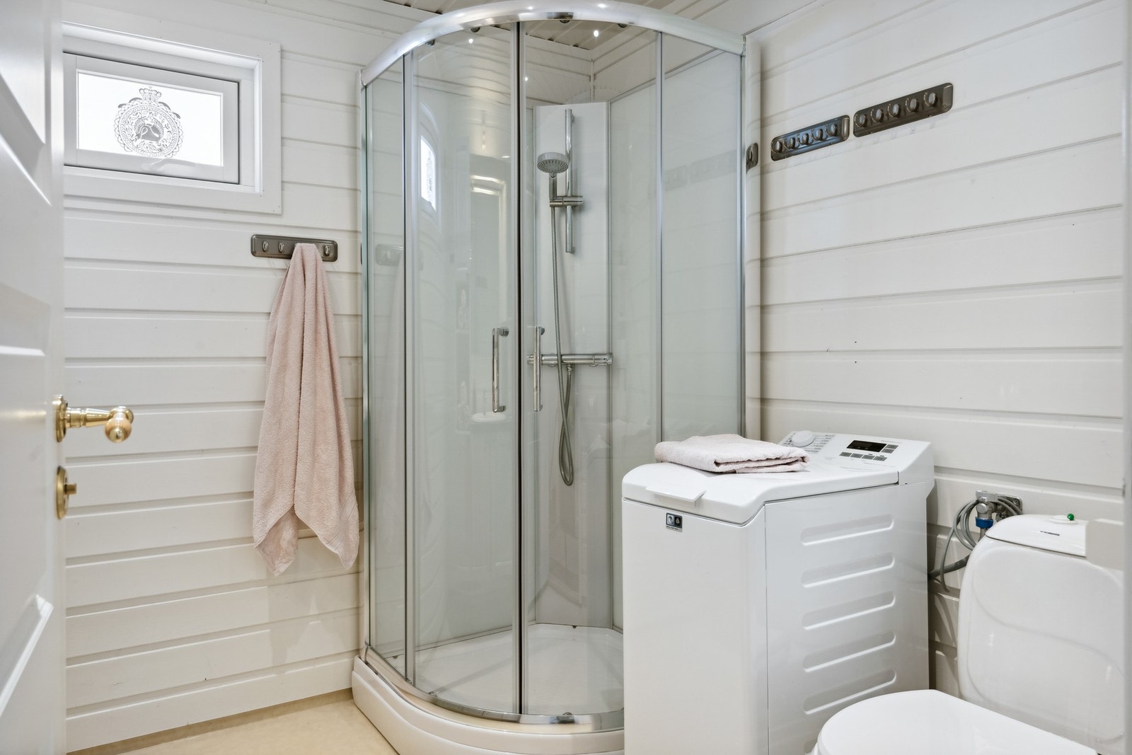 Badet har gulvvarme og termostat kan styres gjennom app på telefon Galleribilde