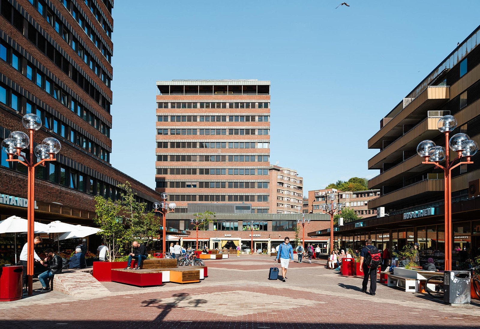 Tøyen torg - Oslos mest levende torg, rett opp fra der T-banen stopper. Galleribilde