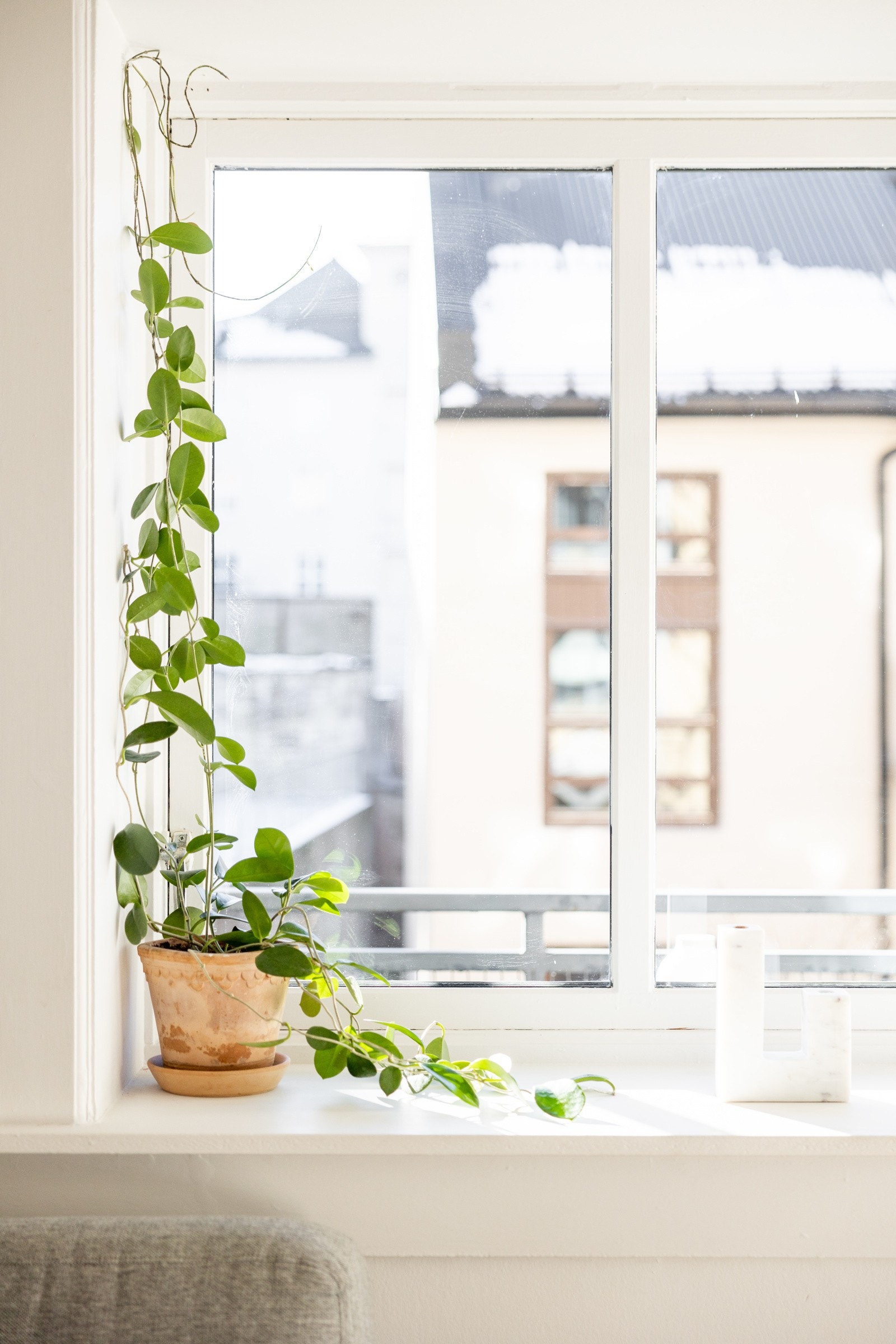 Leiligheten har store vindusflater fra 2004 som slipper inn mye naturlig lys. Galleribilde