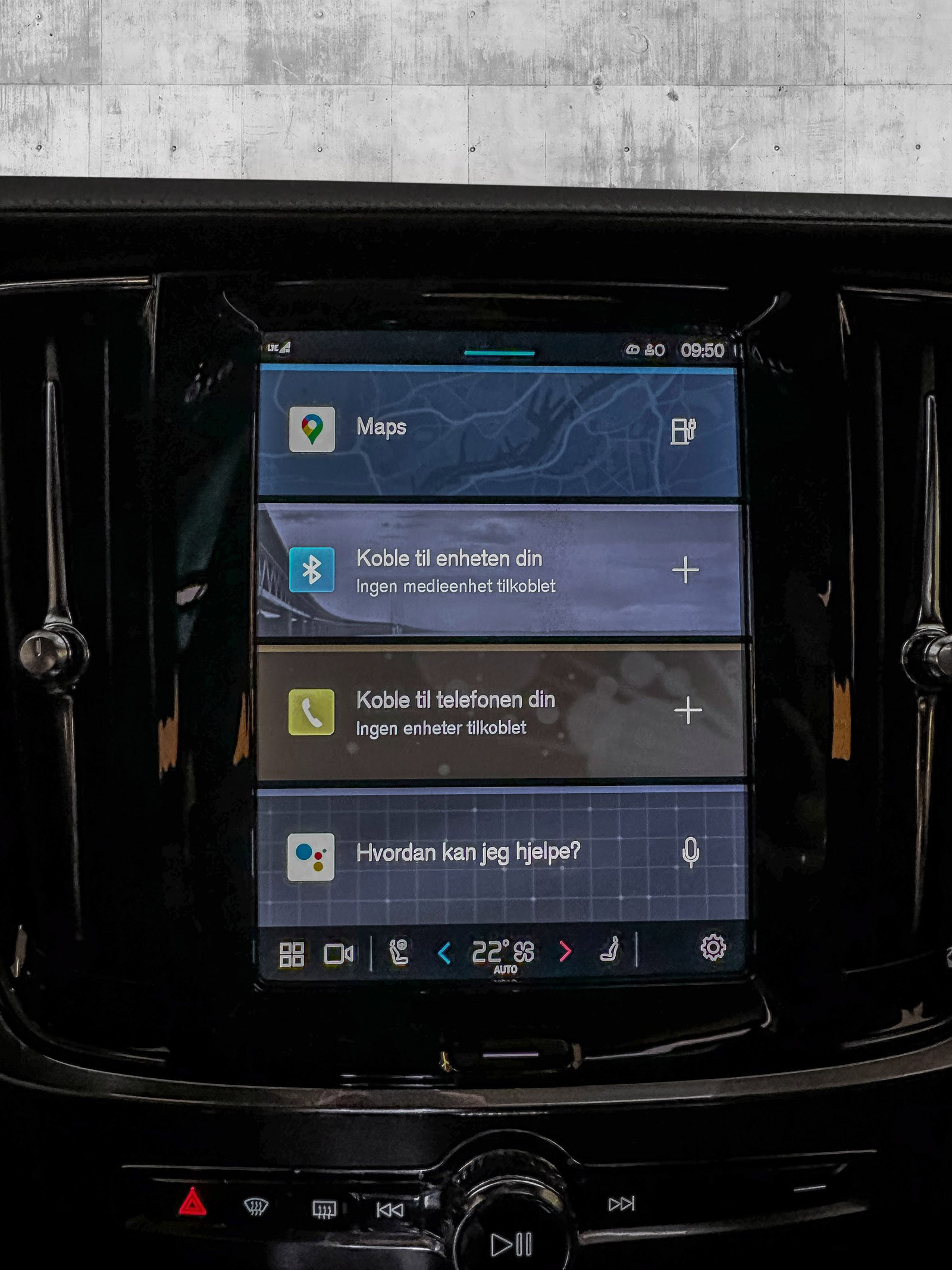 Stor touchskjerm i midtkonsollen med mulighet for å laste ned apper fra Google Play butikk direkte i bil