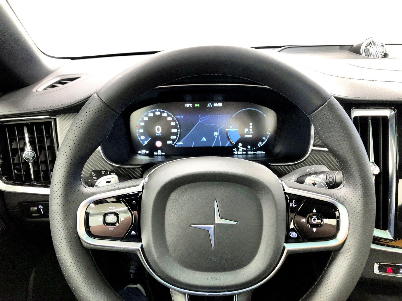 Polestar 1 har et svart sportsratt som er utformet for å gi en best mulig ergonomisk opplevelse.