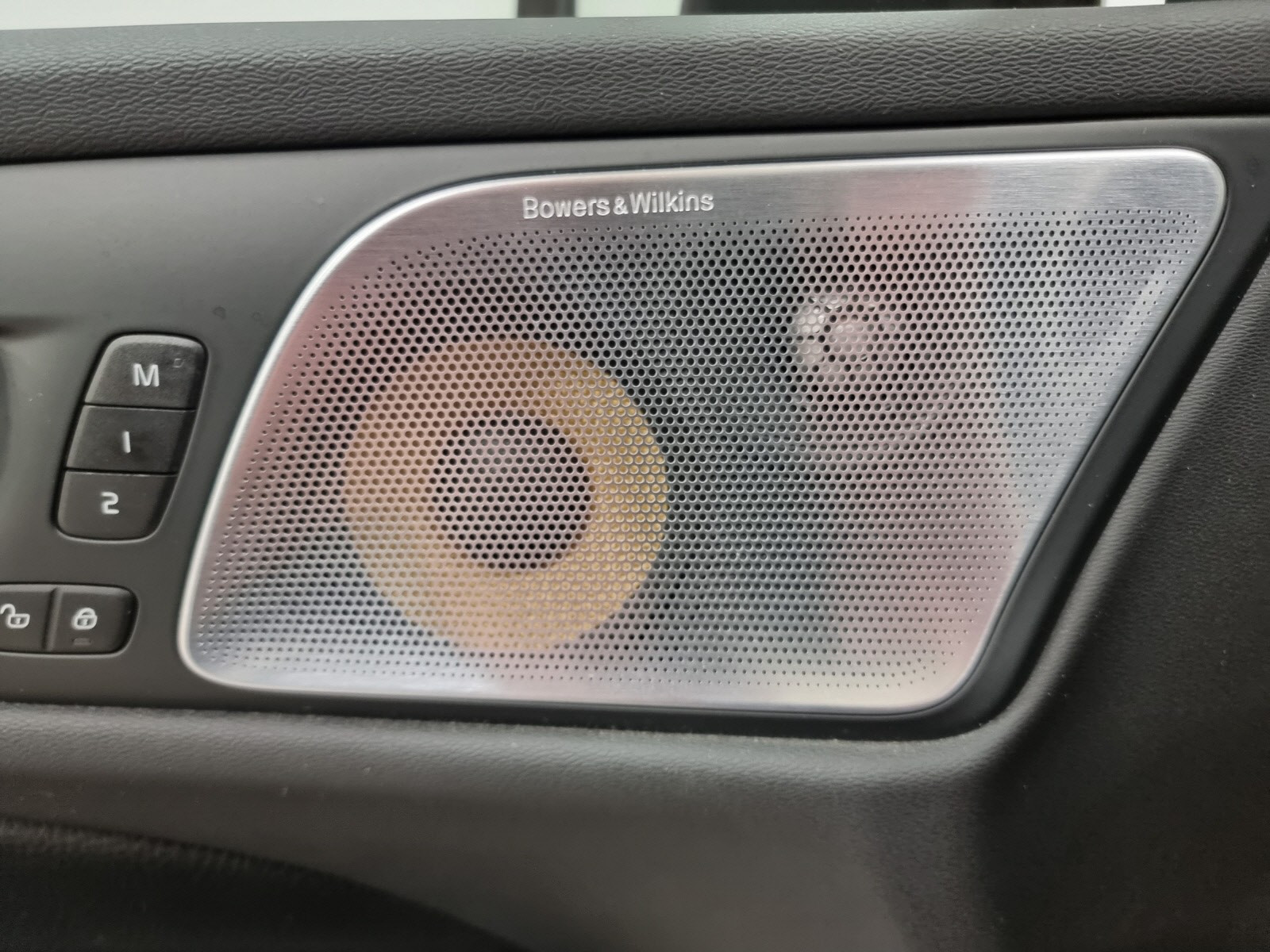 Minne på førersetet og Bowers & Wilkins stereo!
