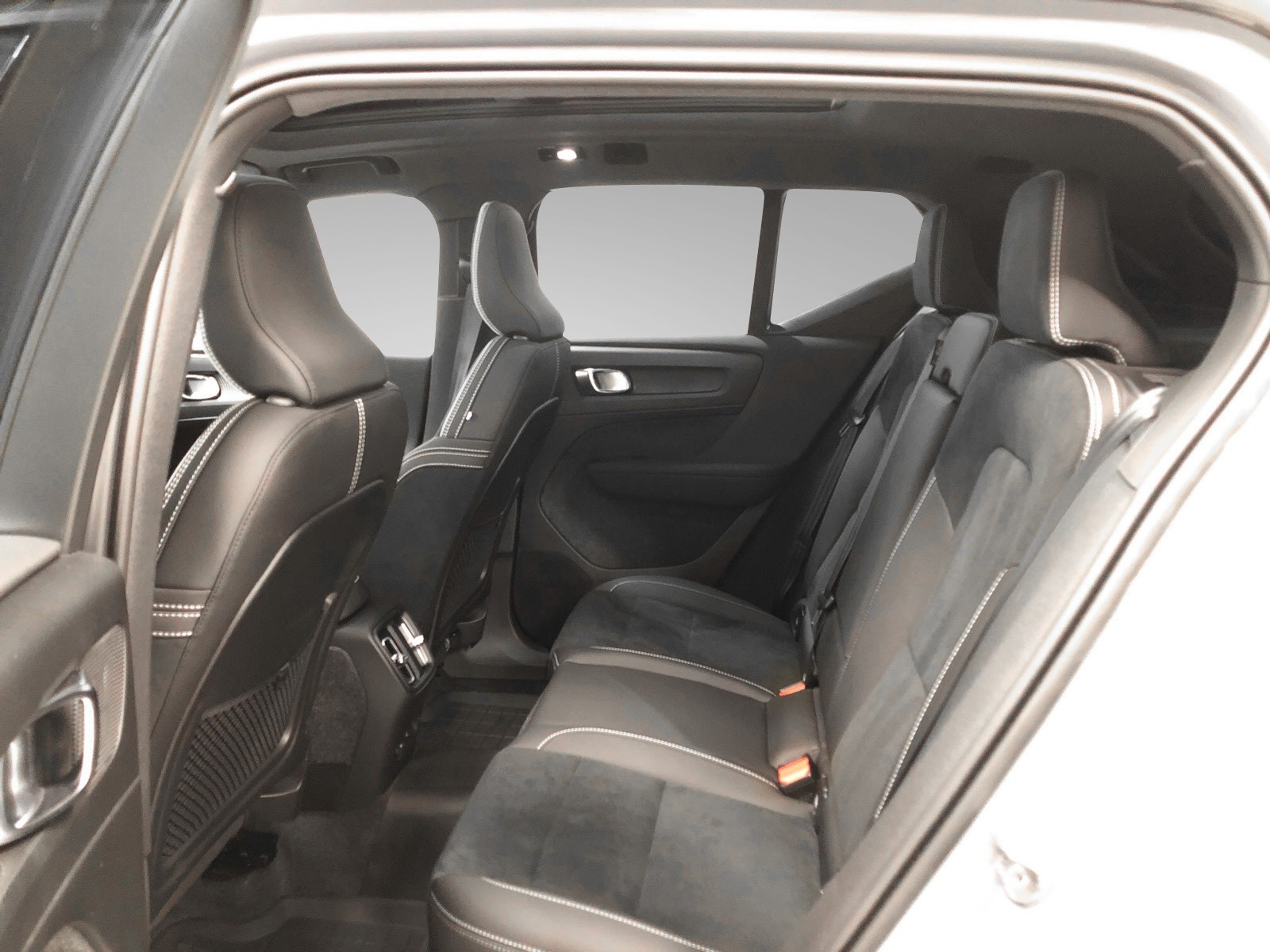 God plass til passasjere med isofix for barneseter - El oppvarmet bakseter i 3 nivåer, ytter