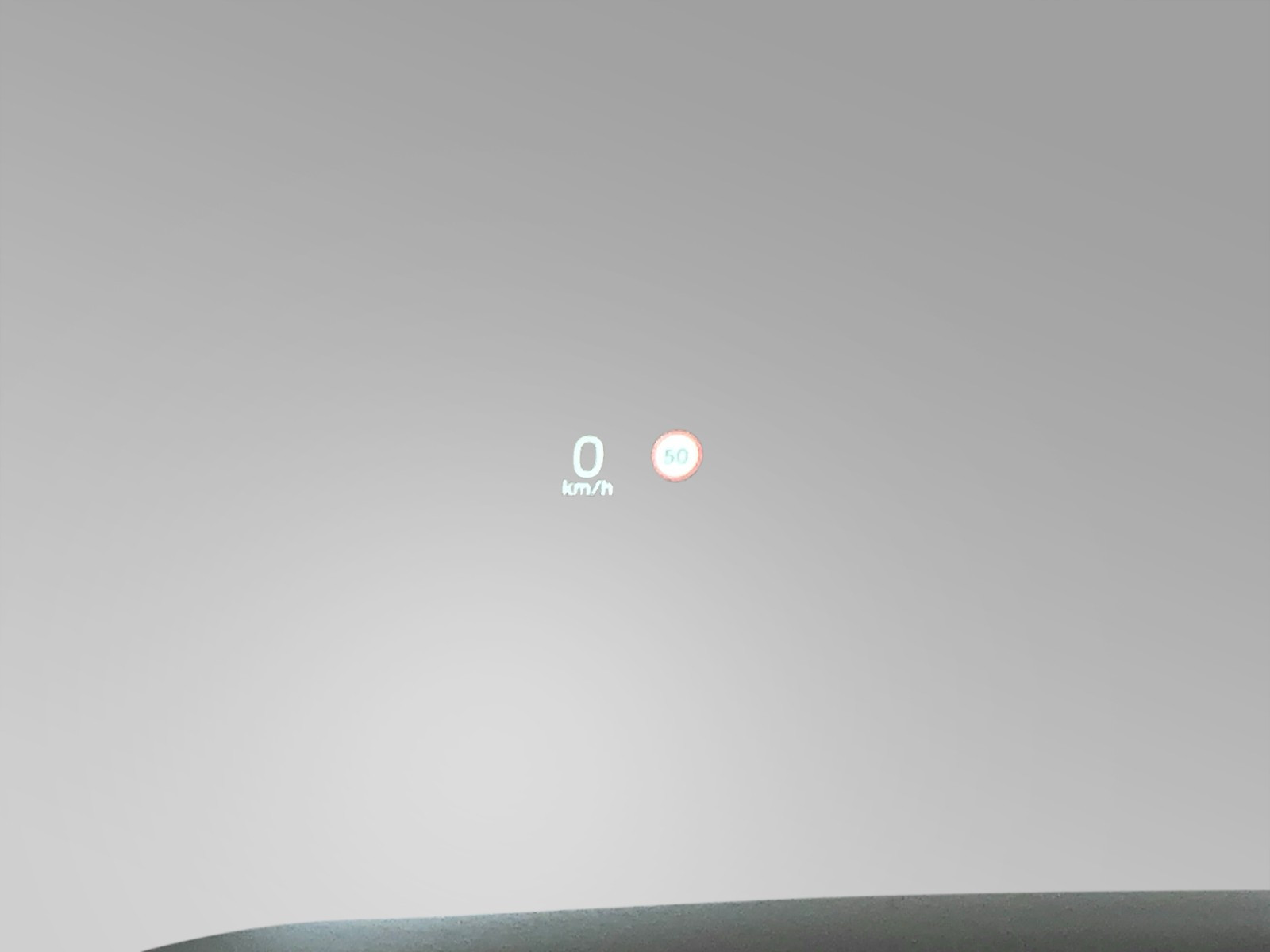 Head Up Display - gir deg nødvendig informasjon uten å måtte se ned i førerdisplayet