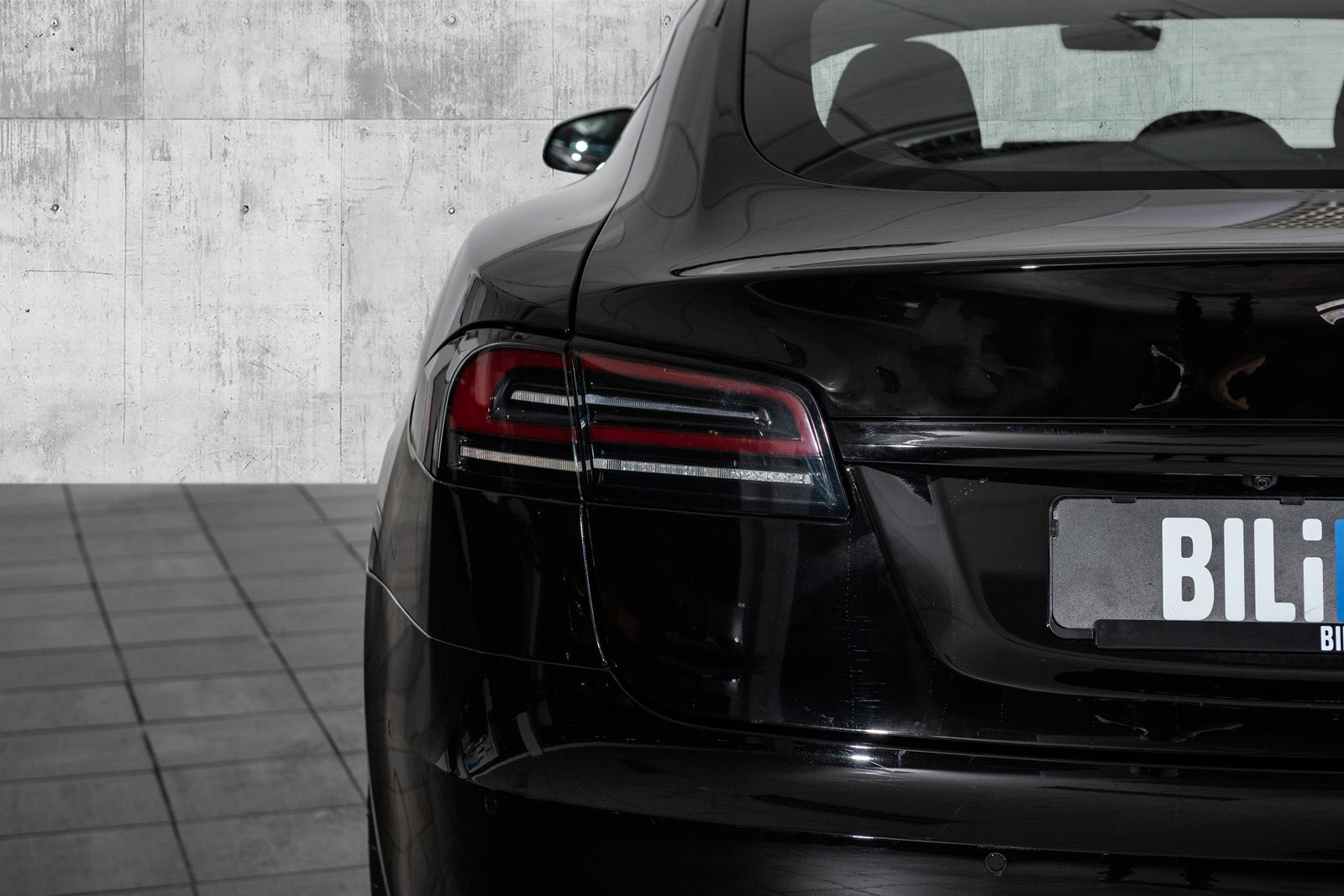 Fjernstyr og overvåk din Tesla med funksjoner som nøkkelfri kjøring, rekkevidde- og ladestatus, klimakontroll, live GPS-posisjon og mer