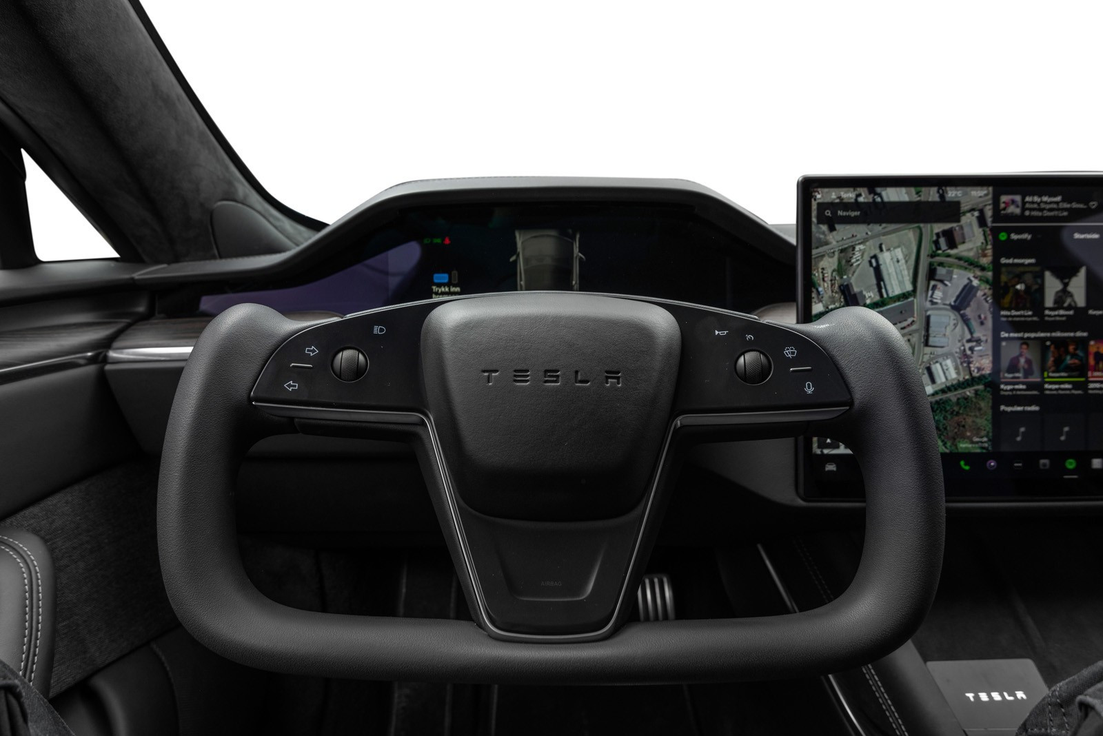 Yoke-rattet kan kombineres medinfotainment-delen på skjermen i bilen med flere nye og tilpassede bilspill-apper, slik at man i ro og mak kan øve seg (og bli vant til) praktisk bruk av det nye Yoke-rattet.