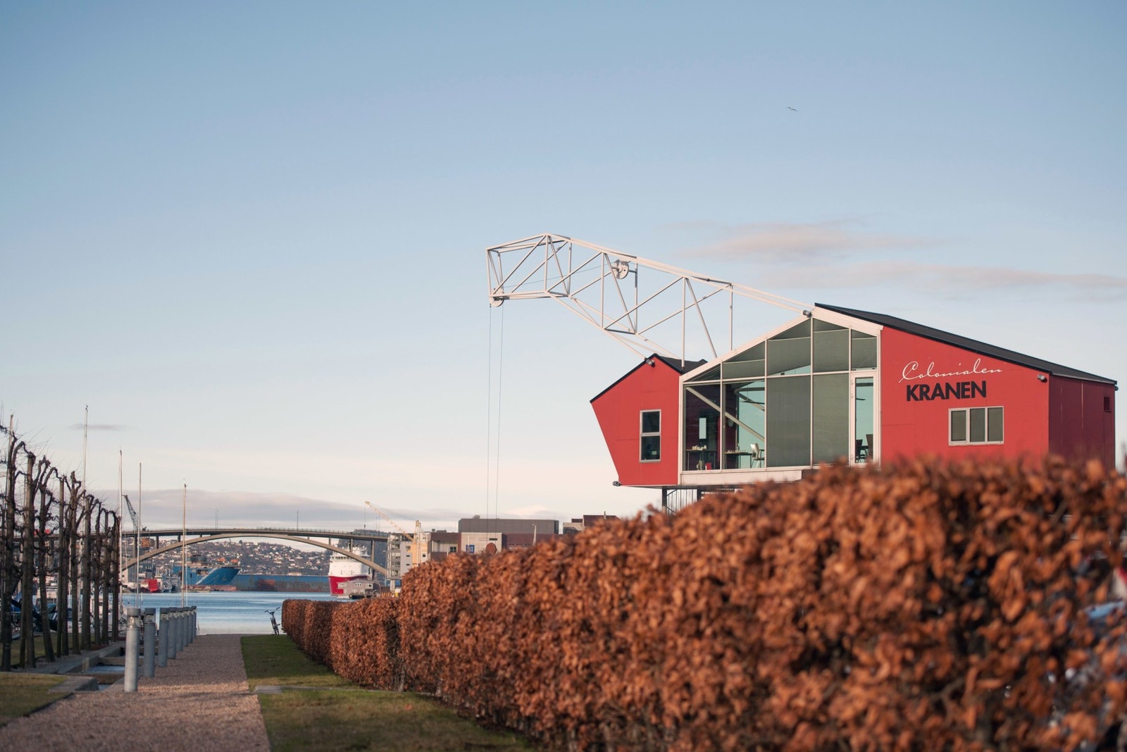 Colonialen Kranen er et av de gode spisetilbudene området har å by på, og er kun en kort spasertur unna Fenderen. Galleribilde