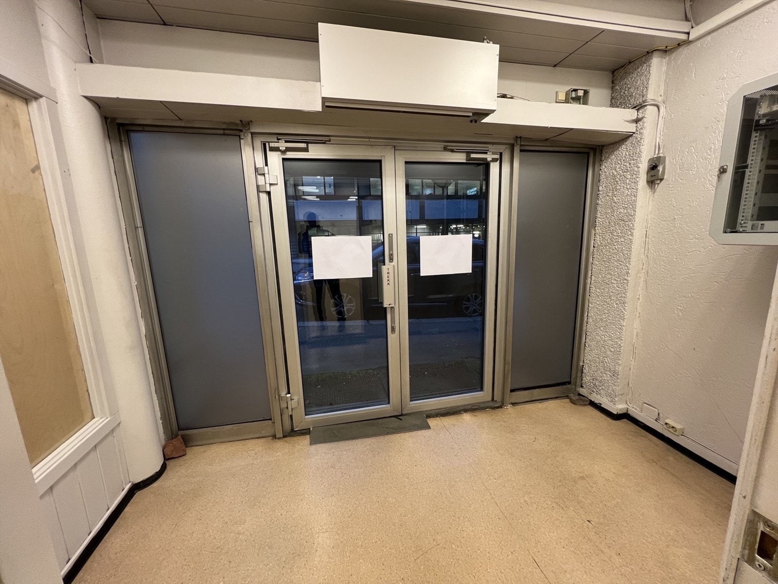 Inngang fra gateplan hovedbygg Galleribilde