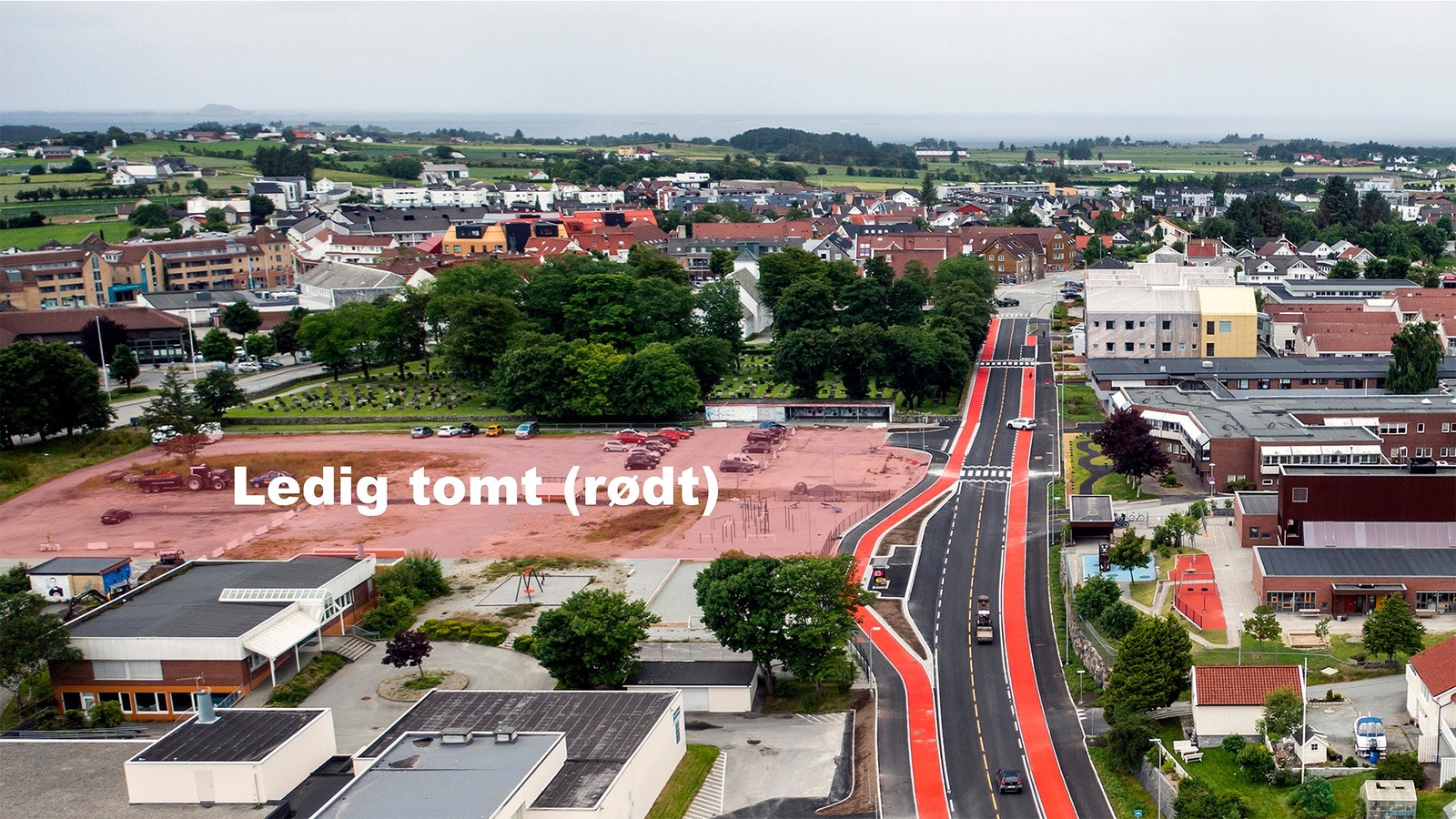 Tomten er cirka 9 dekar stor og ligger sentralt til i Randaberg sentrum. Her er tomten sett fra øst i retning mot vest. Galleribilde