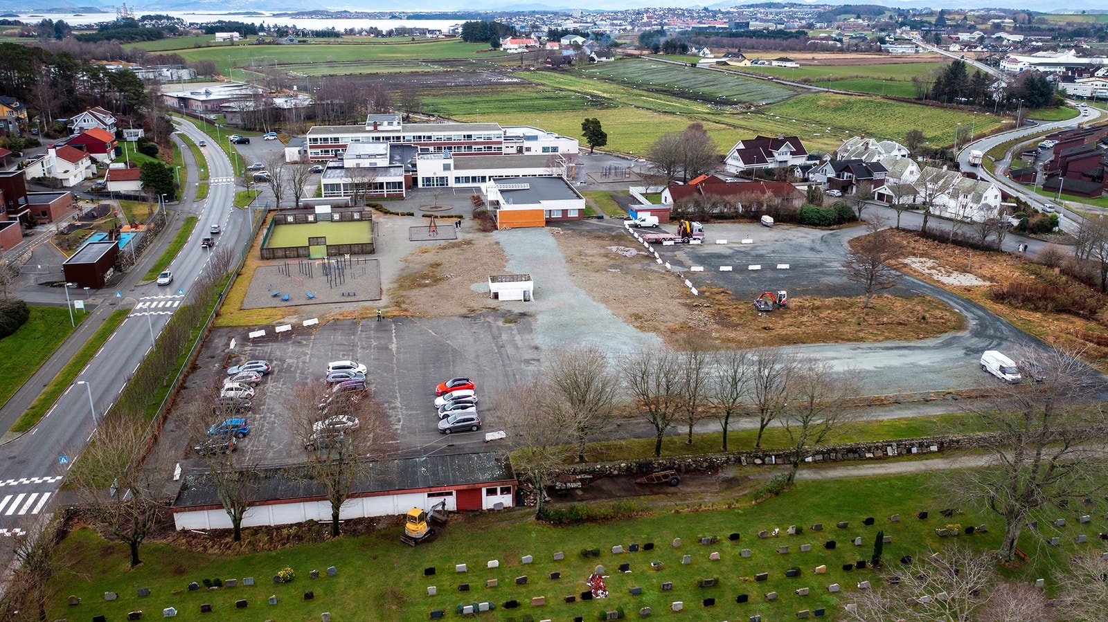 Tomten er cirka 9 dekar stor og ligger sentralt til i Randaberg sentrum. Her er tomten sett fra vest i retning mot øst. Galleribilde
