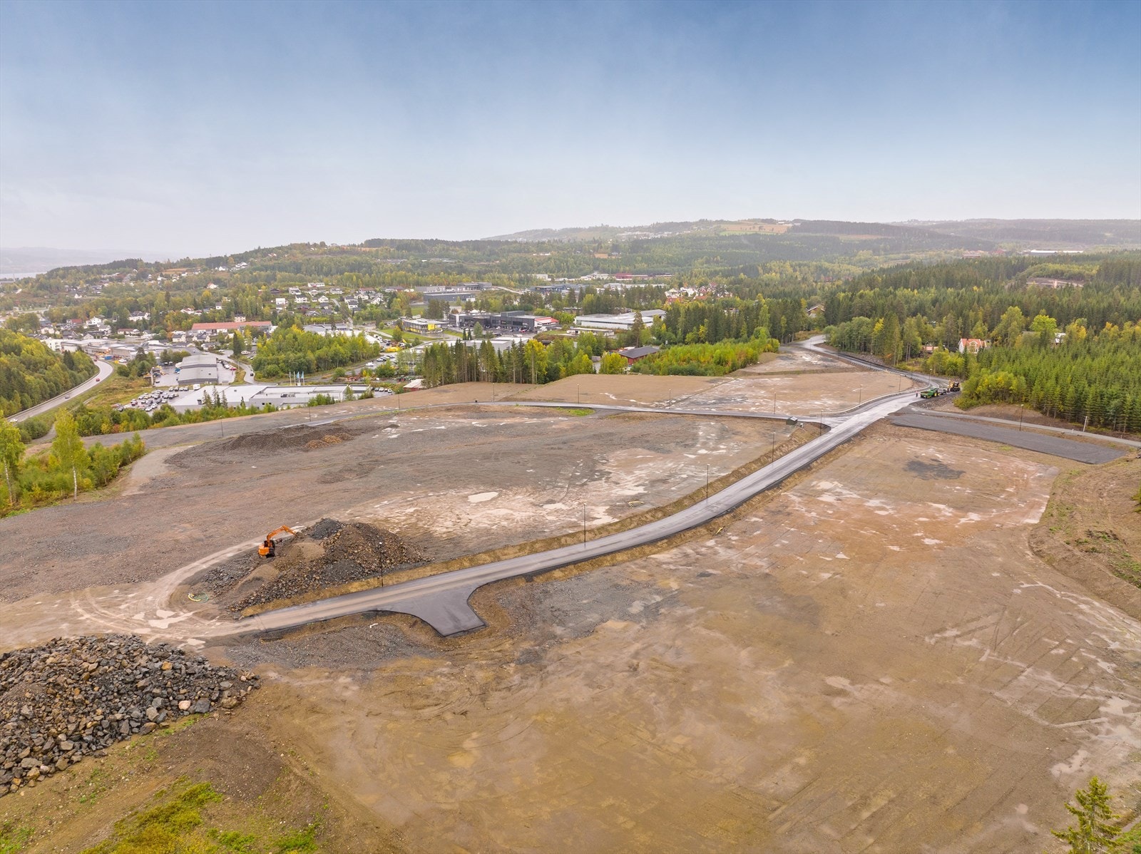 Oversiktsbilde fra nord-vest. Tomt 2 nederst i bilde, tomt 1 til høyre og tomt 4 rett over vegen/vendhammer Galleribilde