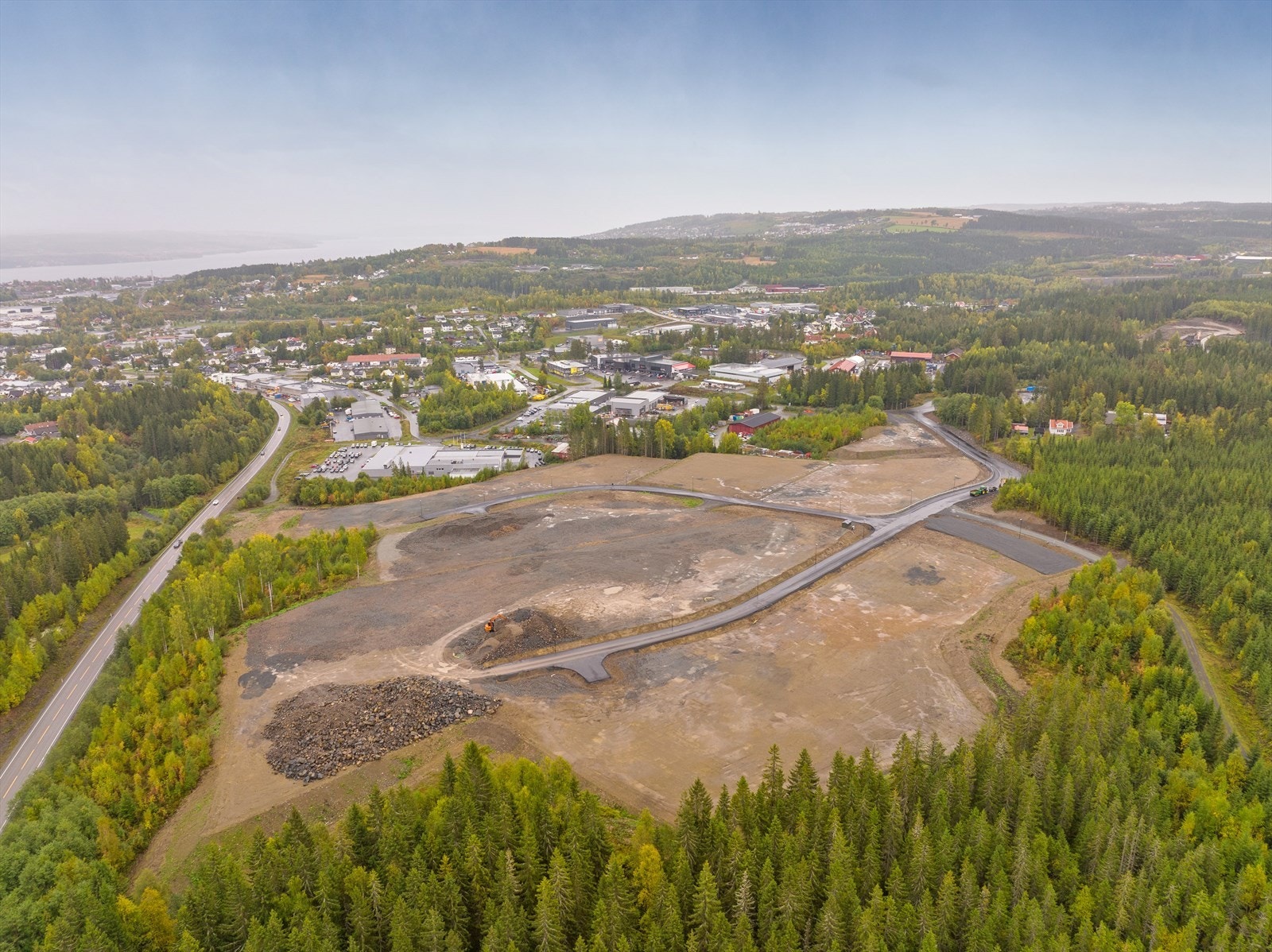 Oversiktsbilde fra vest med fv. 33. til venstre . Sulland Bil/Toyota/BMW er nærmeste nabo overfor tomten på bildet. Galleribilde