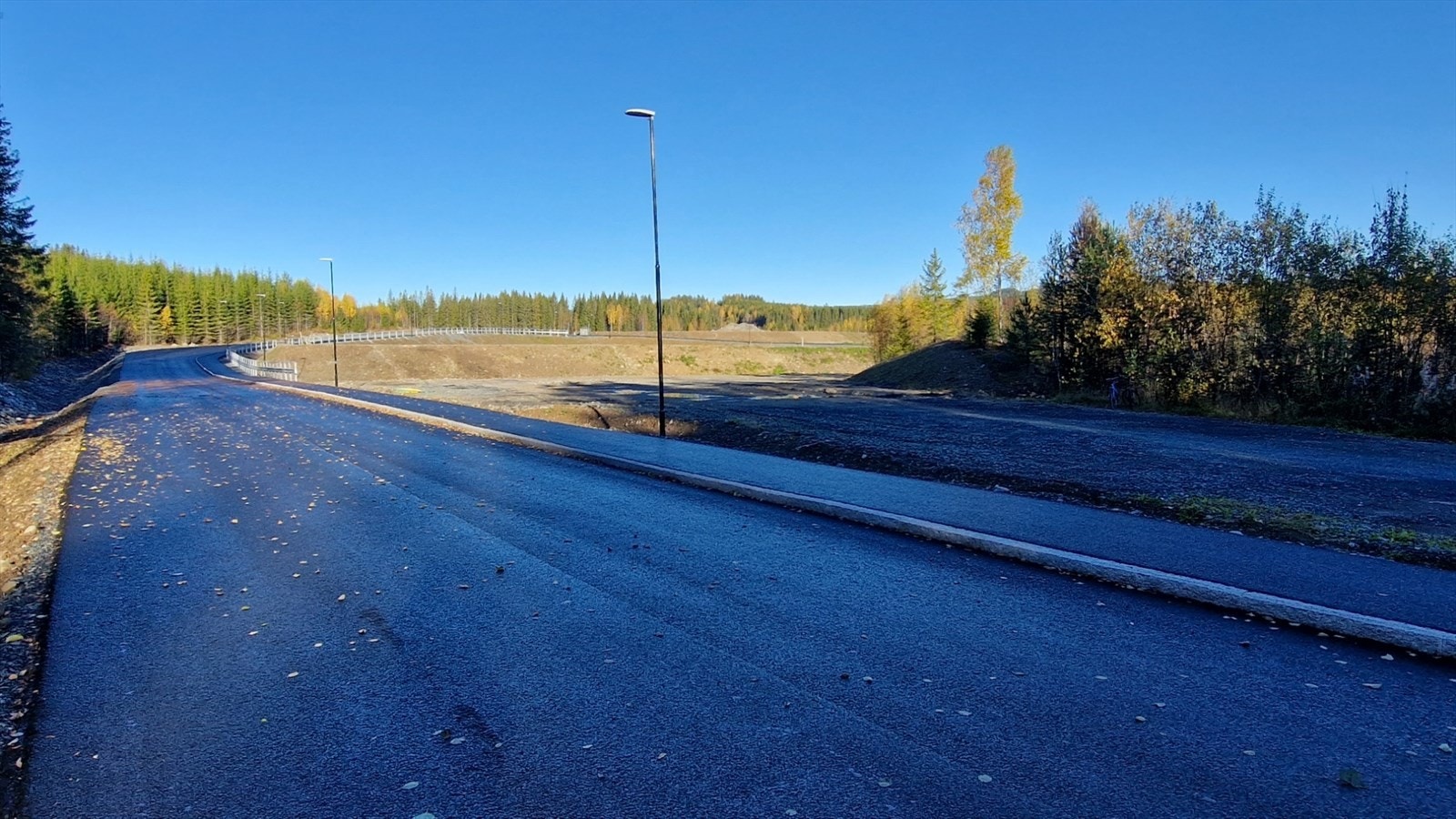 Bildet viser vegen på tur inn på området. Tomt 9 til høyre. Galleribilde