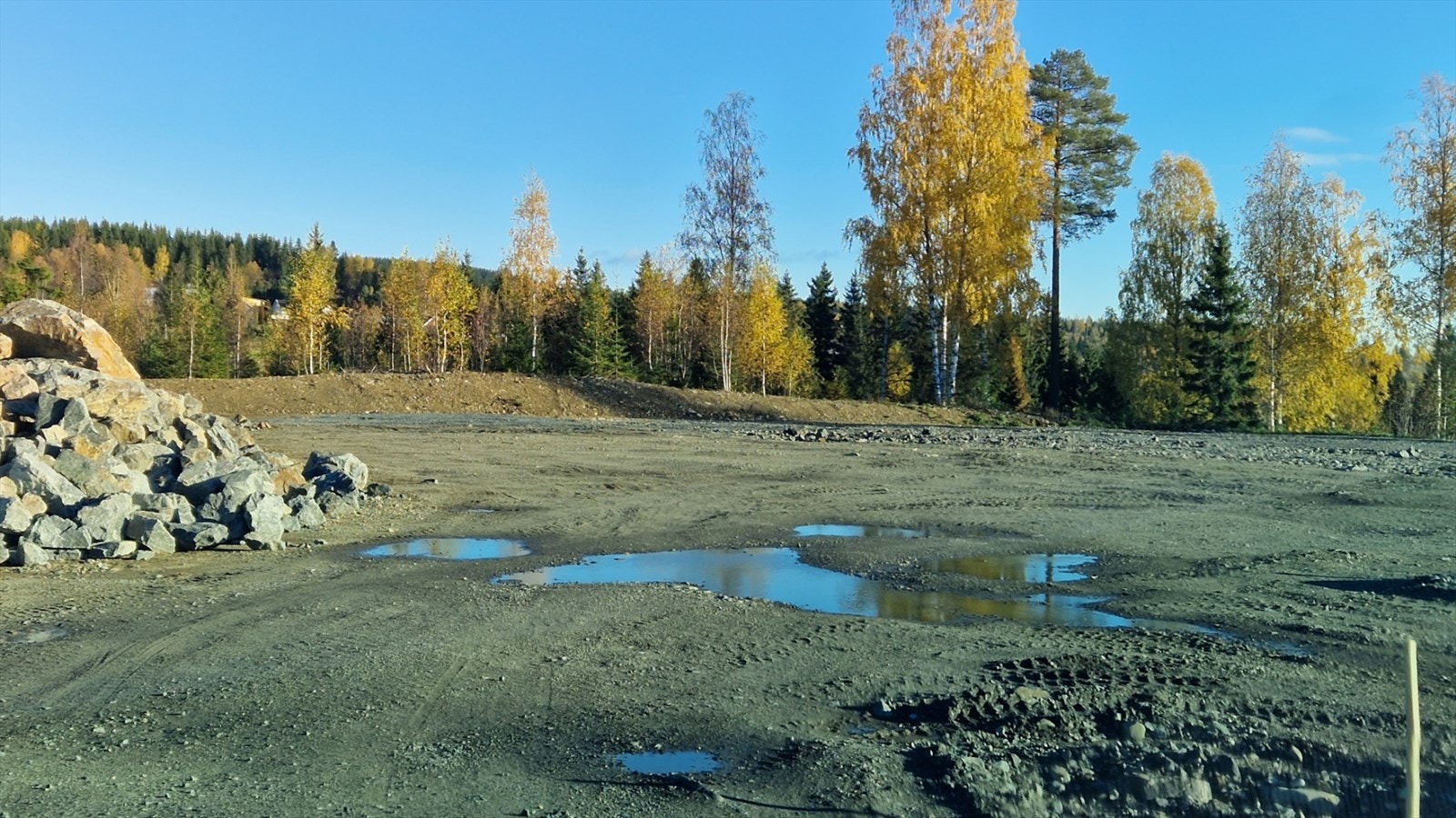 Bilde av tomt 3.
Fv 33. er på bak jordvollen rett frem i bildet. Galleribilde
