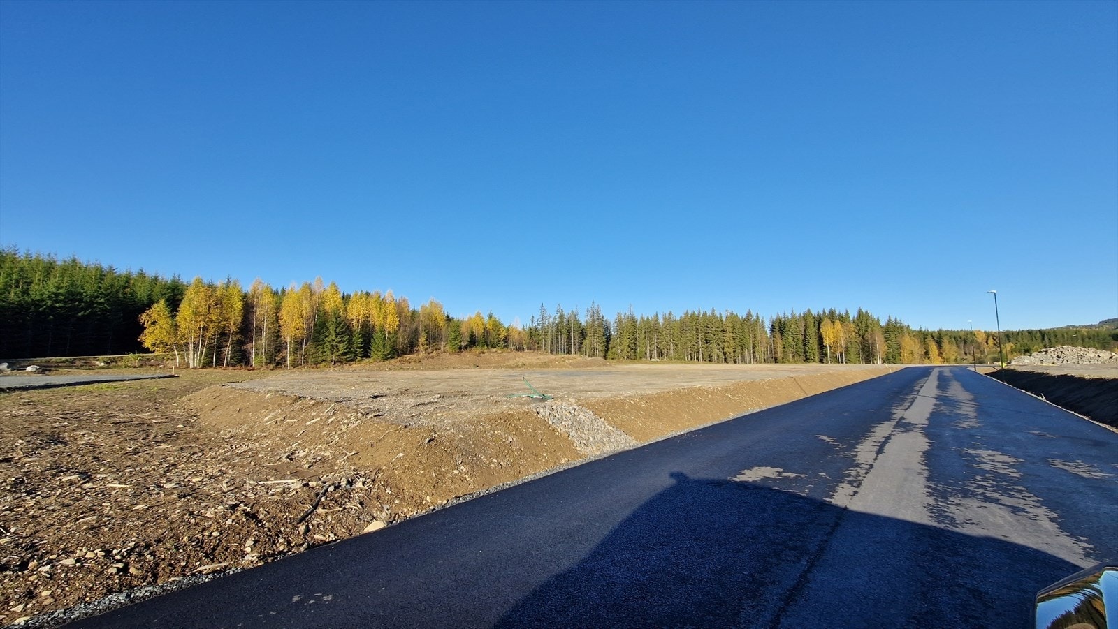 Bildet fra vegen med tomt 1 til venstre Galleribilde