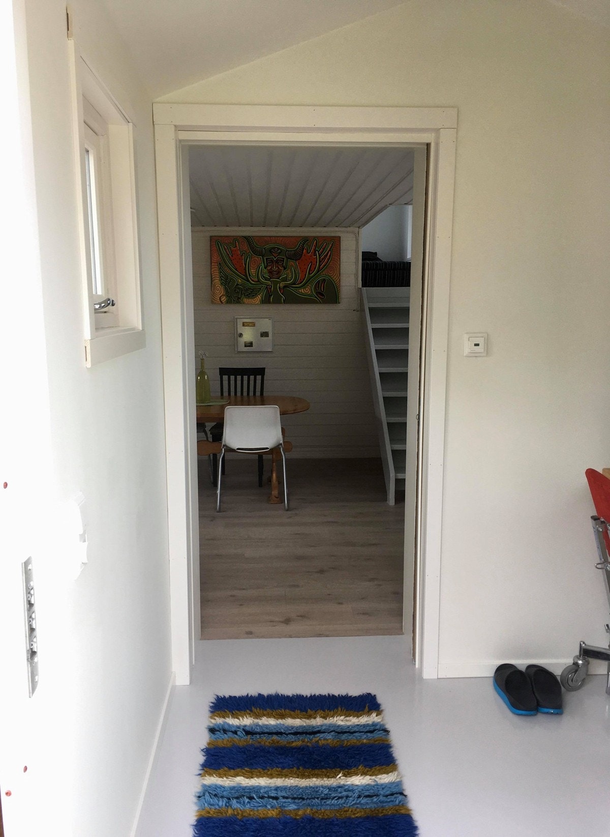 Innomhus er det oppført nytt kjøkken med nye varmekabler, nytt bad, og alle flater er malt. Galleribilde