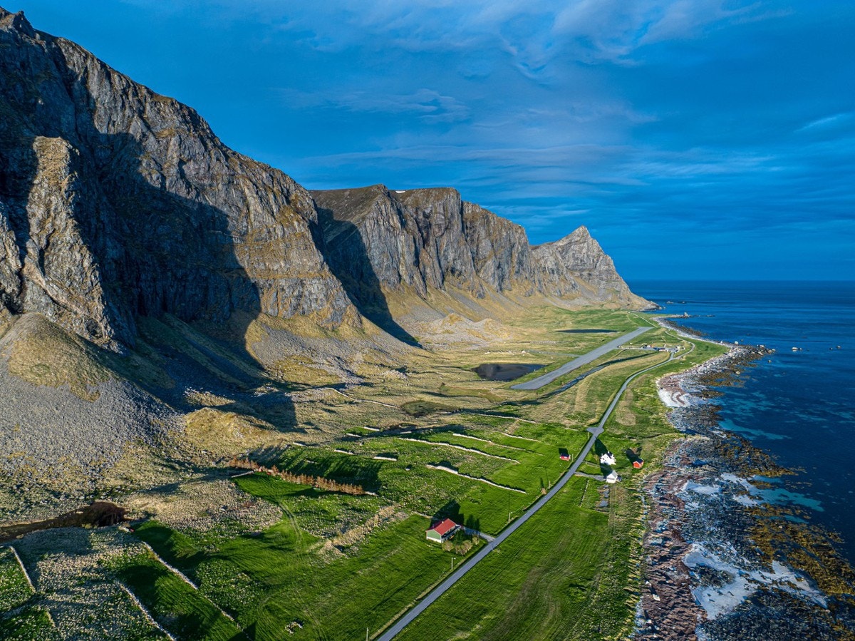 Eiendommen består av et innbydende og oppusset hus med raus tomt i eventyrlige omgivelser på av Værøy. Foto: Robert Nygård Galleribilde