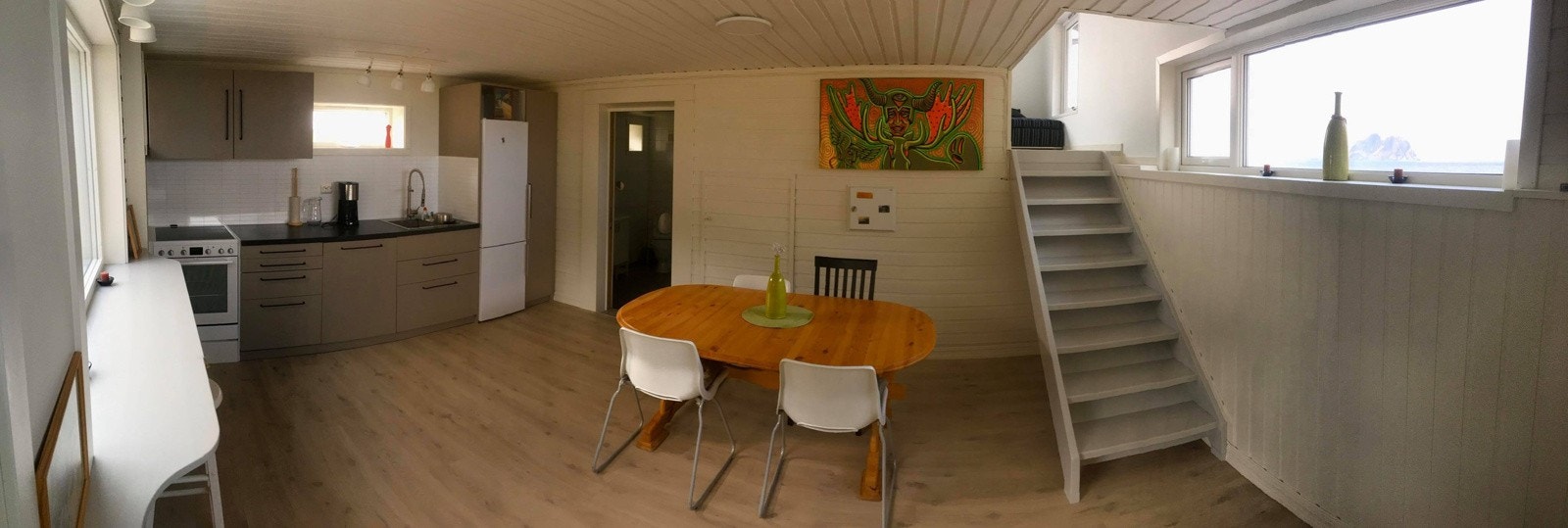 Åpen stue- og kjøkkenløsning i 1. etasje. Galleribilde