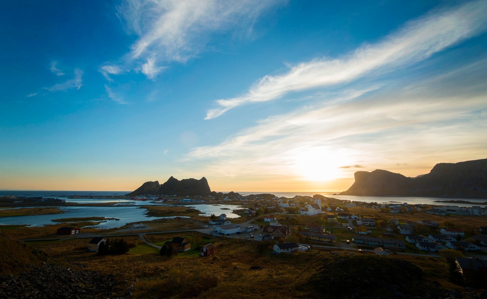 Sørsiden av Værøy. Galleribilde