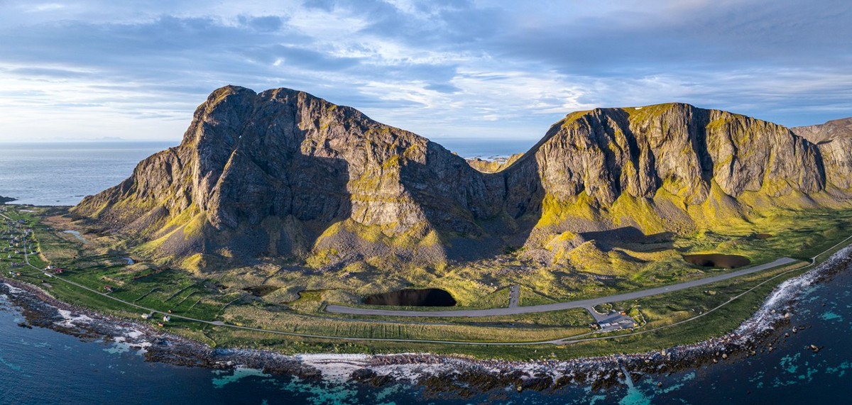 Eiendommen ligger på nordsiden av Værøy, med få meter til havet og fantastisk utsyn mot Mosken og videre Moskenesøya. Foto: Robert Nygård Galleribilde
