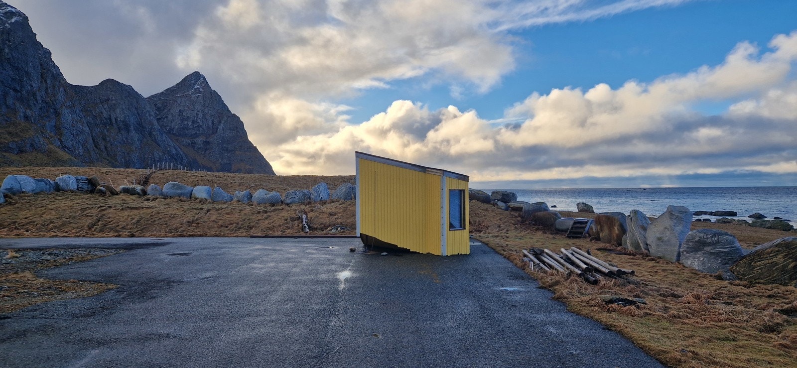 På eiendommen er det et uthus/badstu/nordlysobservatorium under oppføring. Det har ferdigstilt fasade, men mangler panel og benker innvendig. Nødvendige materialer for å ferdigstille jobben er oppbevart i container på tomta, og medfølger salget. Galleribilde