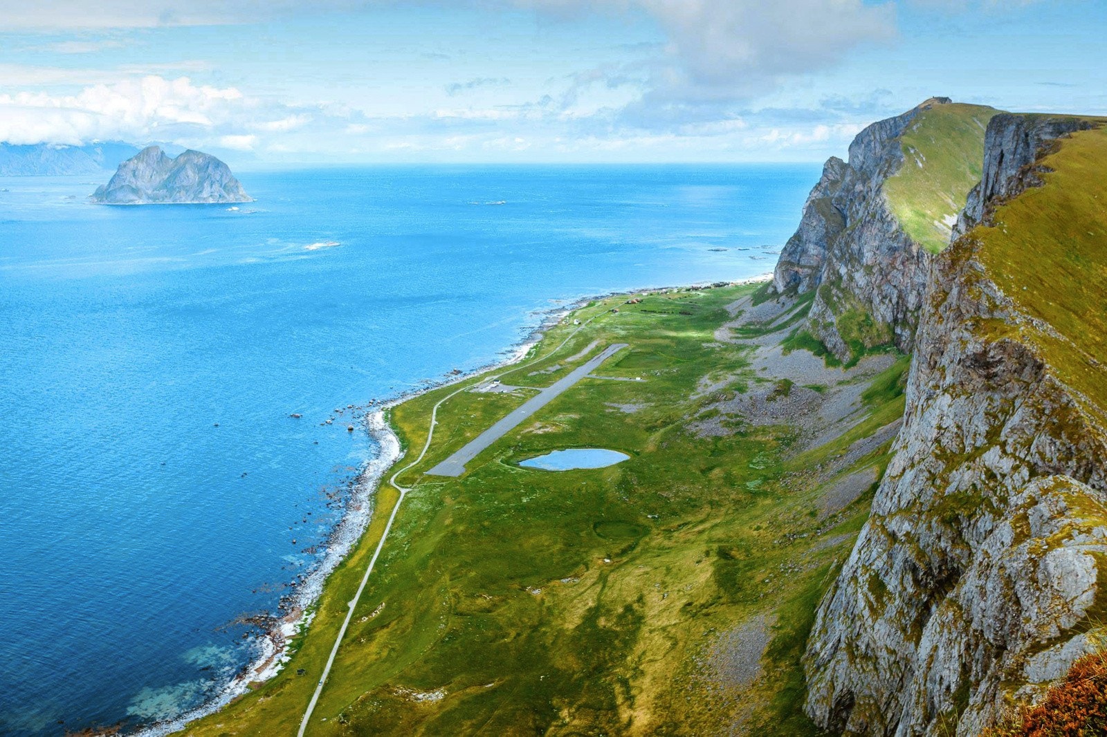 Velkommen til Nordlandsveien 100 og tidligere Værøy lufthavn. Foto: Robin Baumgarten Galleribilde