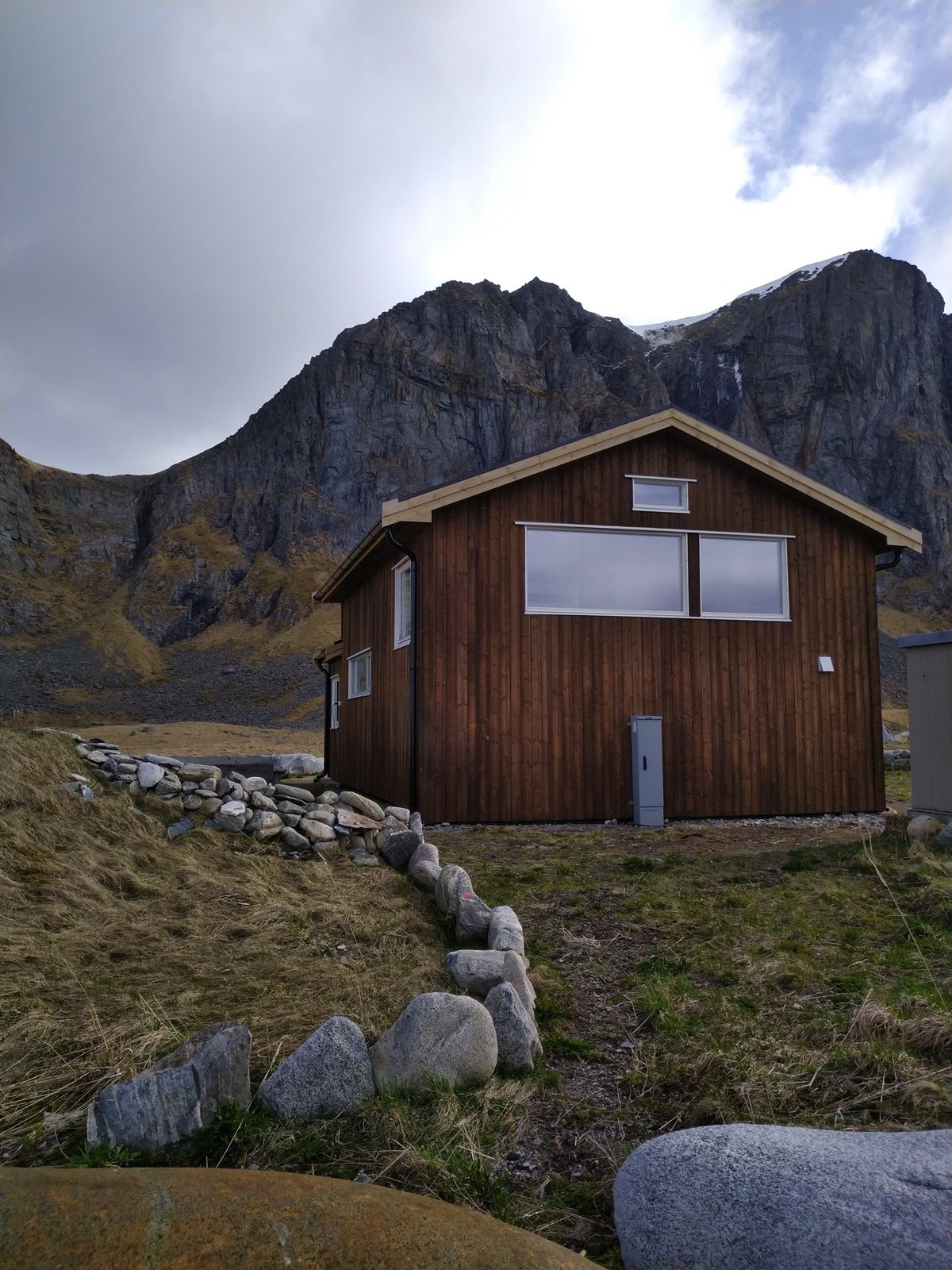 Her er du kun ca. 10 minutters kjøretur fra Sørland med butikk, café, barnehage og skole, og ca. 14 minutters kjøring fra Værøy ferjekai. Galleribilde