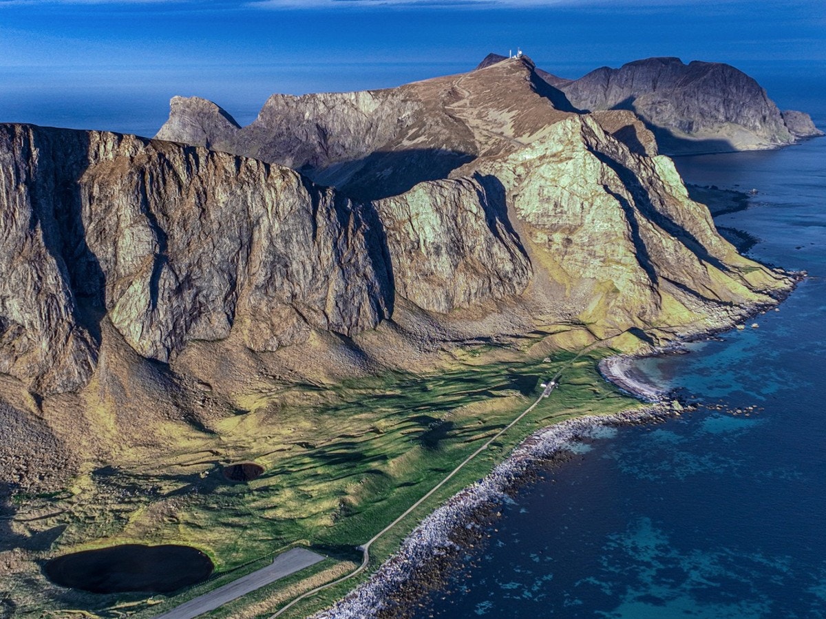 Værøy bugner av fantastiske turmuligheter, og fra eiendommen er alle innenfor kort rekkevidde enten til fots, med bil eller båt. Nærmest er Nordlandshagen og Nordlandsnupen (470 moh), Værøys høyeste punkt, som begge ligger like i bakkant av eiendommen. Fo Galleribilde