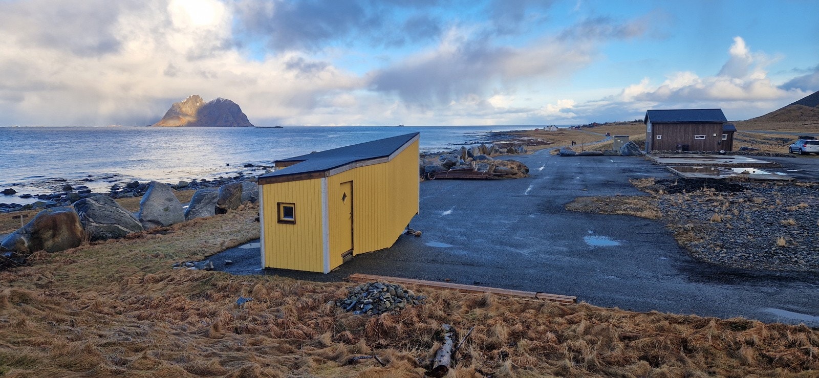 På eiendommen er det et uthus/badstu/nordlysobservatorium under oppføring. Det har ferdigstilt fasade, men mangler panel og benker innvendig. Nødvendige materialer for å ferdigstille jobben er oppbevart i container på tomta, og medfølger salget. Galleribilde