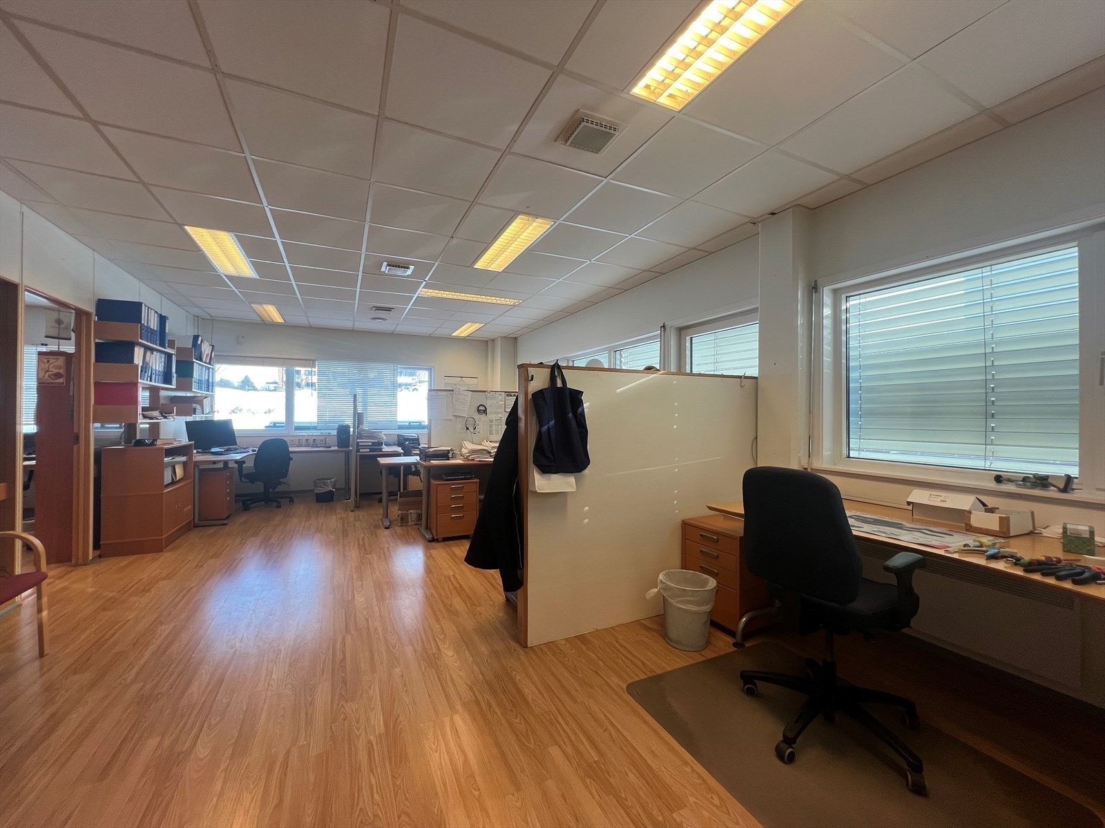 Arealet ligger i første etasje med rikelig lys inn i lokalet. Galleribilde