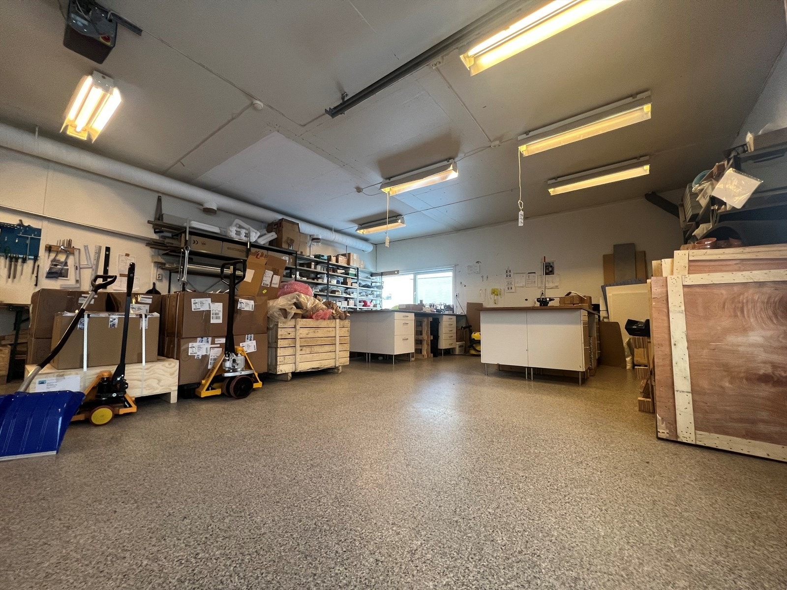 Romslig lager. Galleribilde