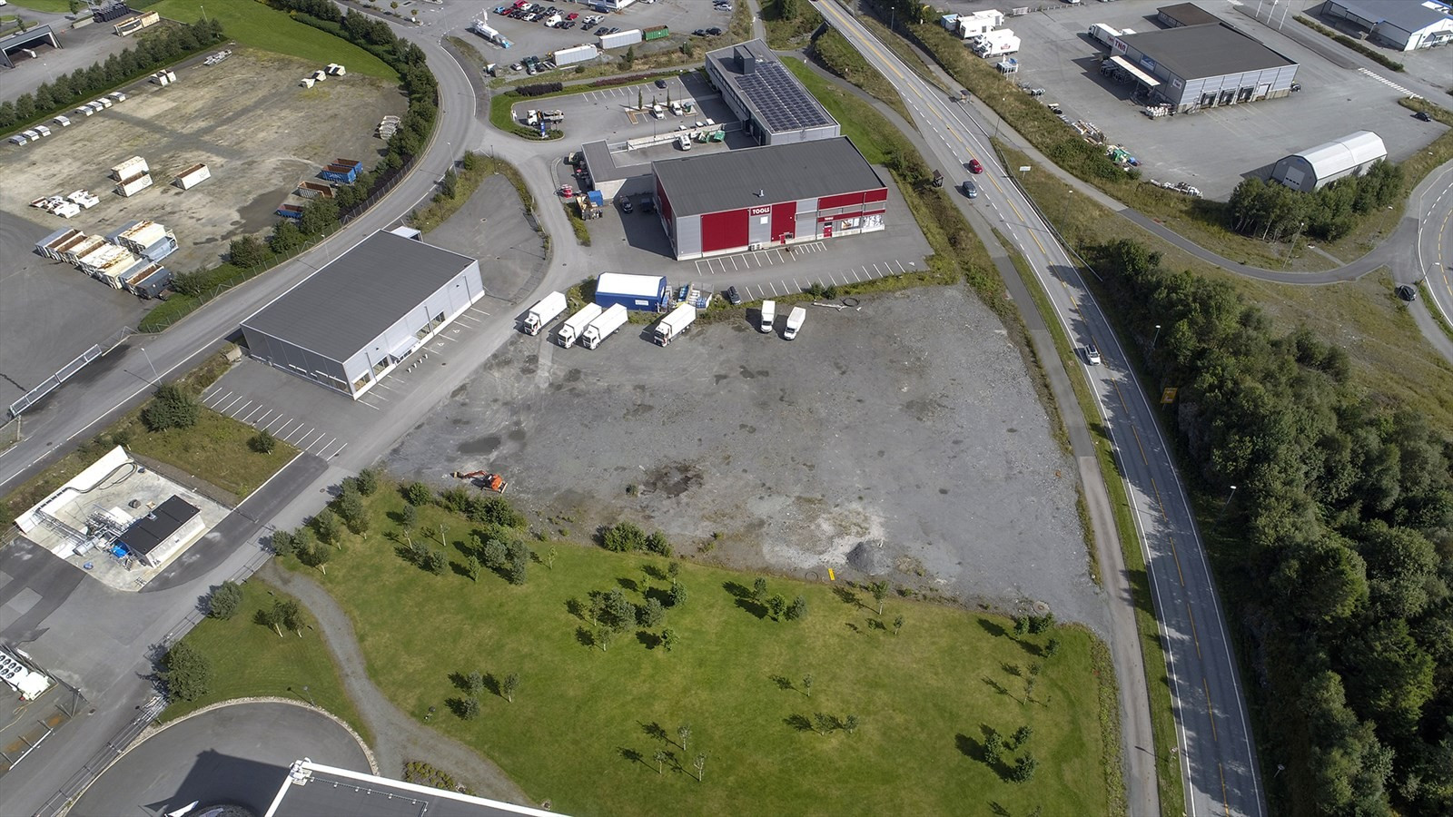 Byggeklar næringstomt eksponert direkte på E39 mellom Bergen og Stavanger