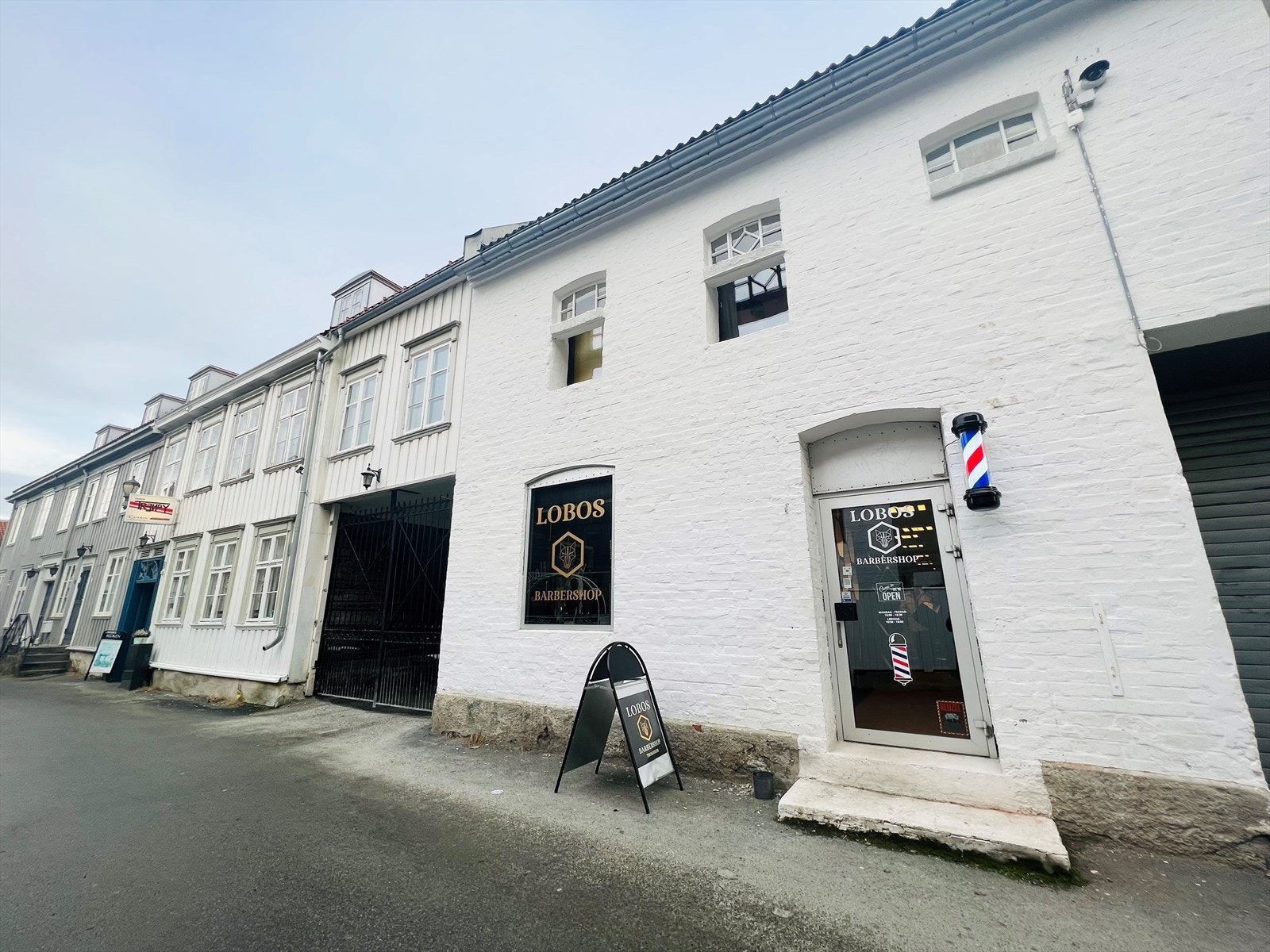 Holstveita går mellom Prisens gate og St. Olavs gate. Nært Prinsenkrysset med bussknutepunktet i sentrum, Kjeglekroa og Prinsen hotell. Det er mange forskjellige butikker i nærheten. Galleribilde